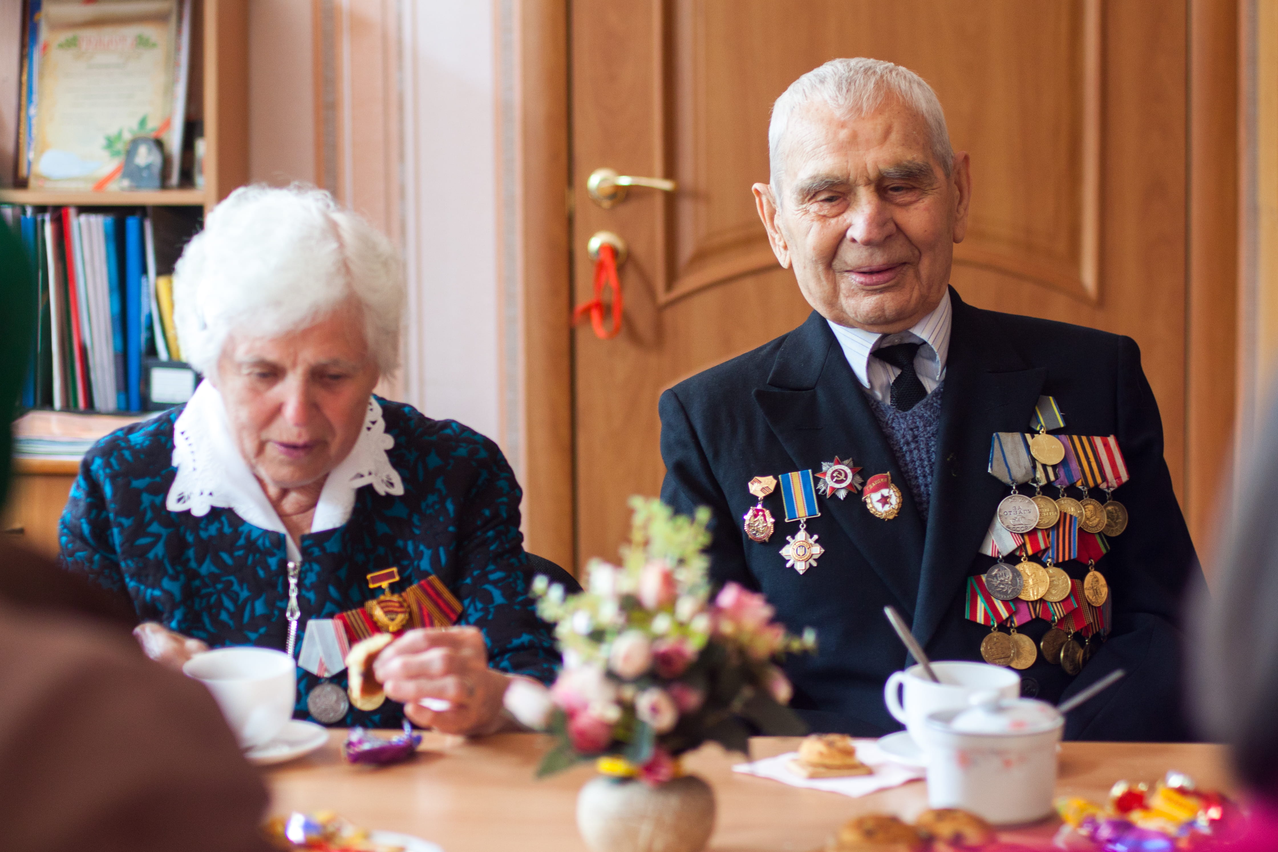 indoors, active Seniors, happiness, coffee, woman, black, medal, 4K, grandfather, beside, cheerful, adult, behind, senior Men, his wife, food and drink, HD Wallpaper