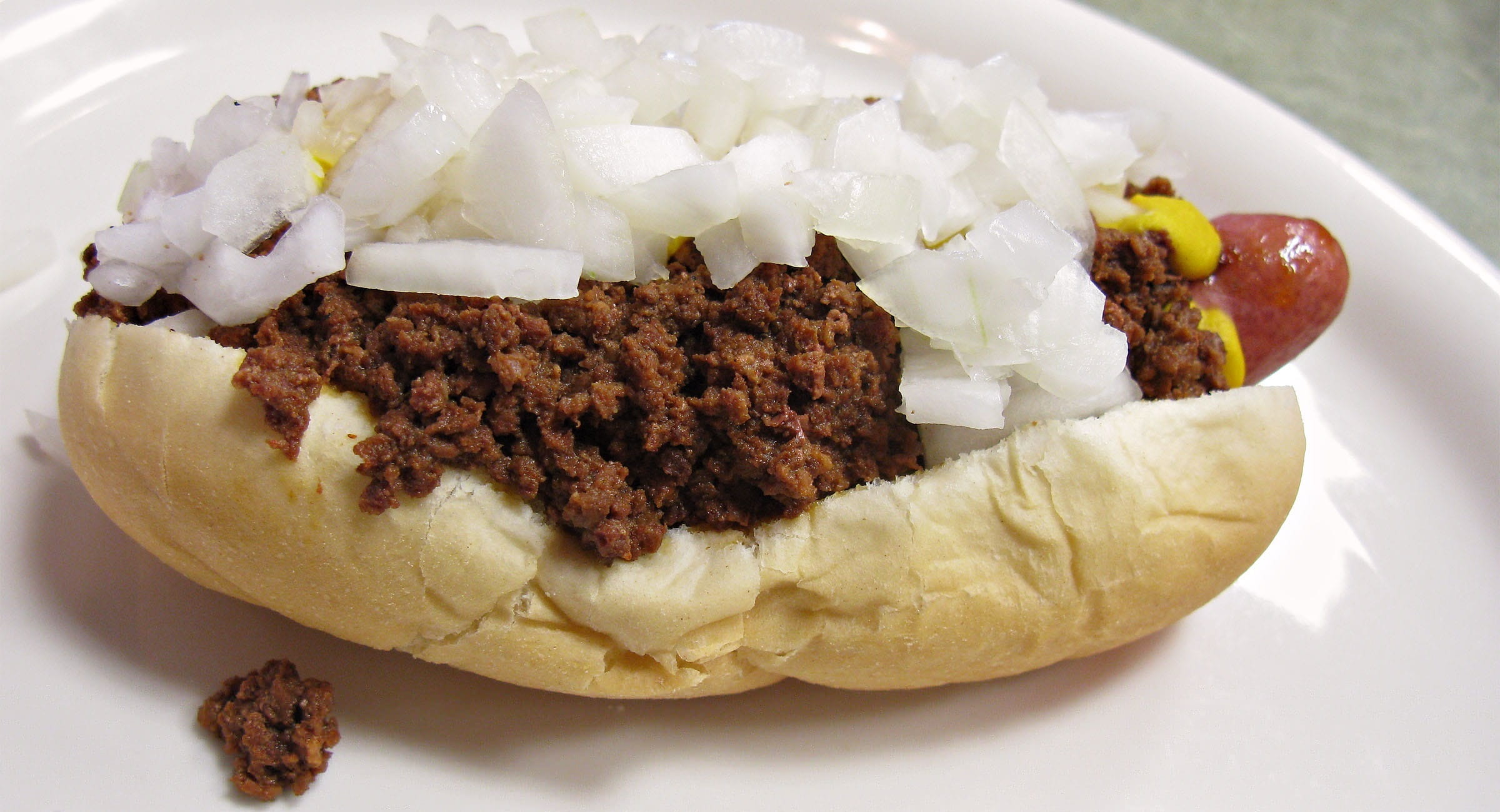 meat, freshness, chili, dessert, still life, wiener, hotdog, food and drink, Onions, bun, 1080P, meal, dinner, tasty, unhealthy eating, savory, Dog, paper, HD Wallpaper