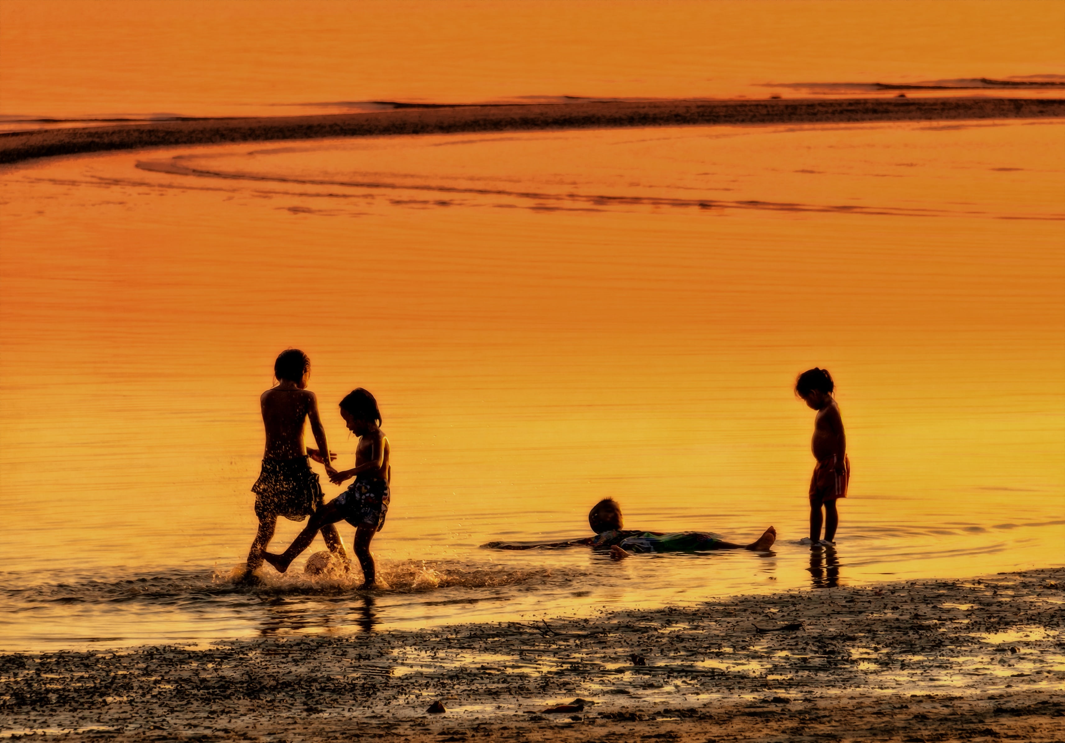 lifestyles, play, 2K, orange color, outdoors, fun, beauty in nature, togetherness, child, family, women, vacations, children, south sea, playing, silhouette, HD Wallpaper
