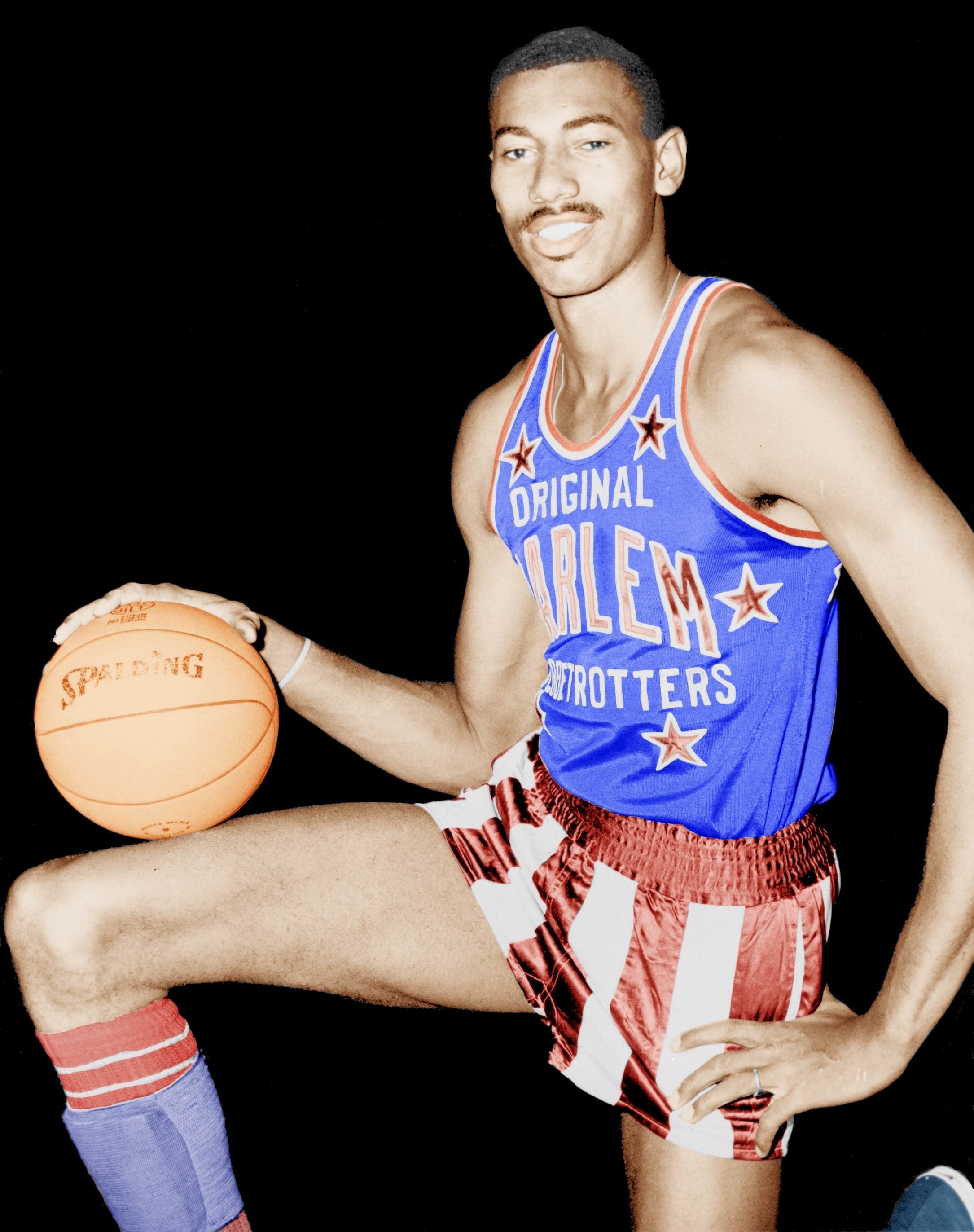 performance, three quarter length, indoors, sportsman, star, front view, wilt chamberlain, young adult, studio shot, black background, harlem globetrotters, Phone HD Wallpaper