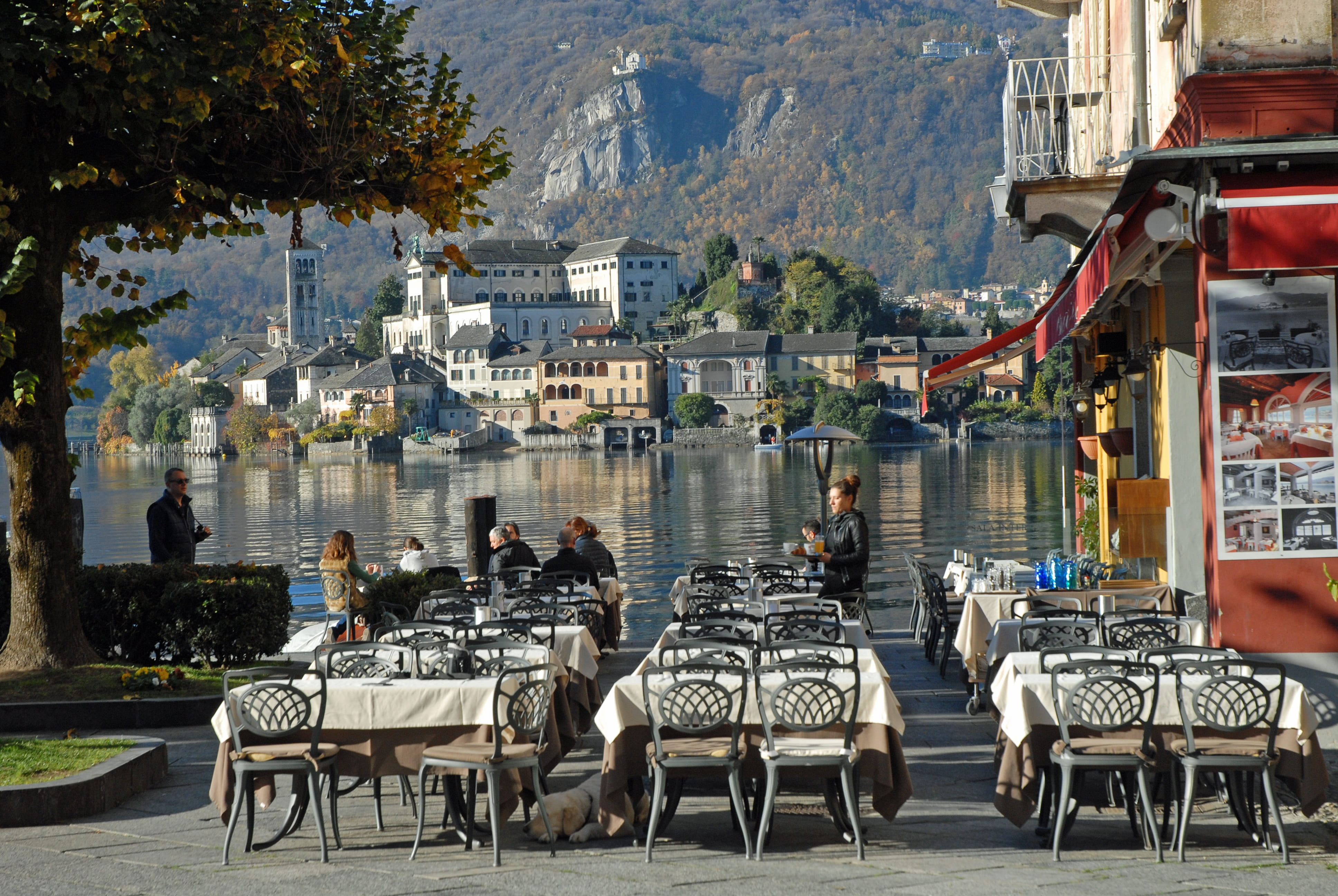 day, sitting, water, restaurant, outdoors, no people, Orta San Giulio, real people, city, crowd, seat, architecture, built structure, table, building exterior, HD Wallpaper