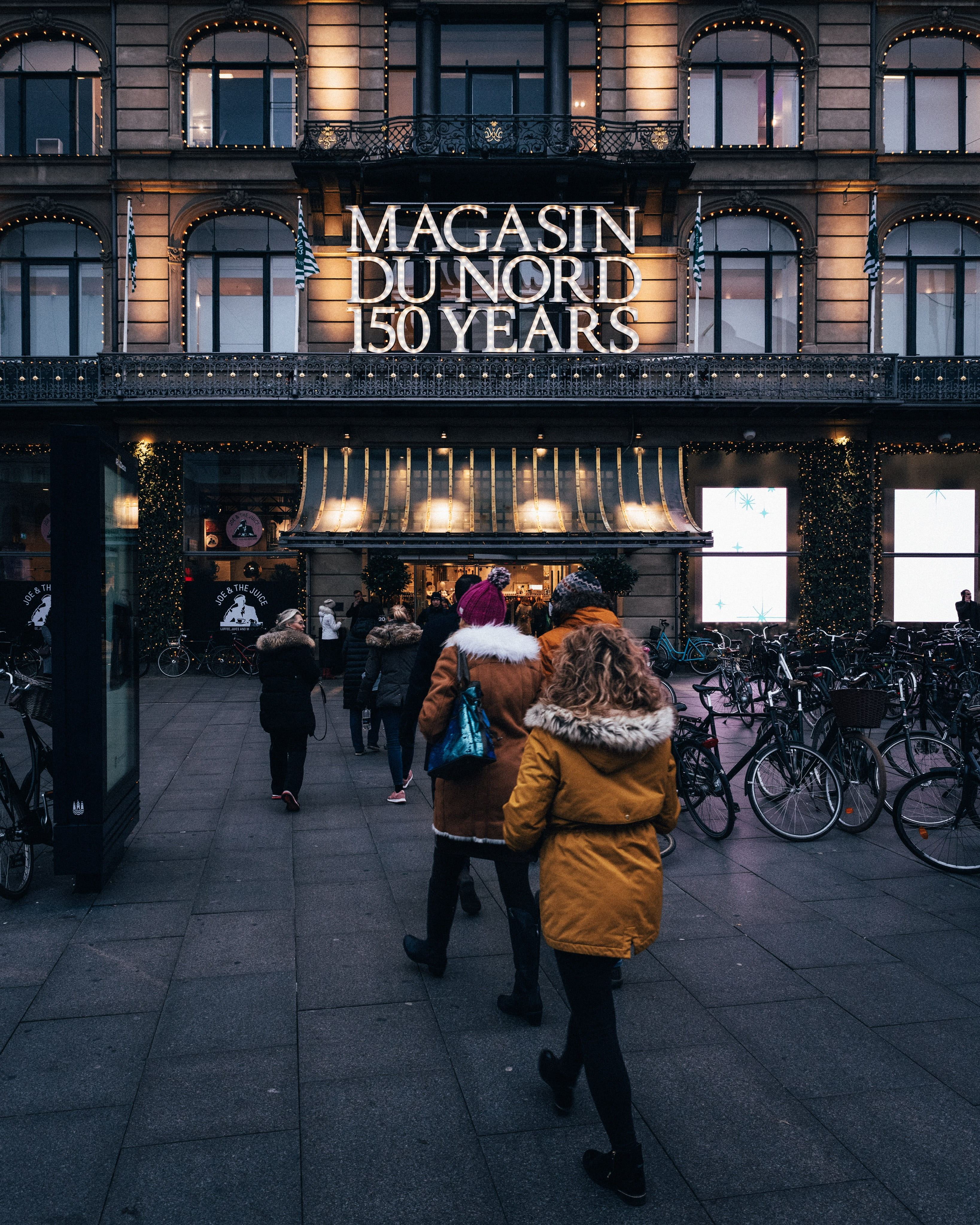 leisure activity, years, outdoors, city, nord, vehicle, transportation, machine, illuminated, magasin, footwear, city life, building exterior, real people, Phone HD Wallpaper
