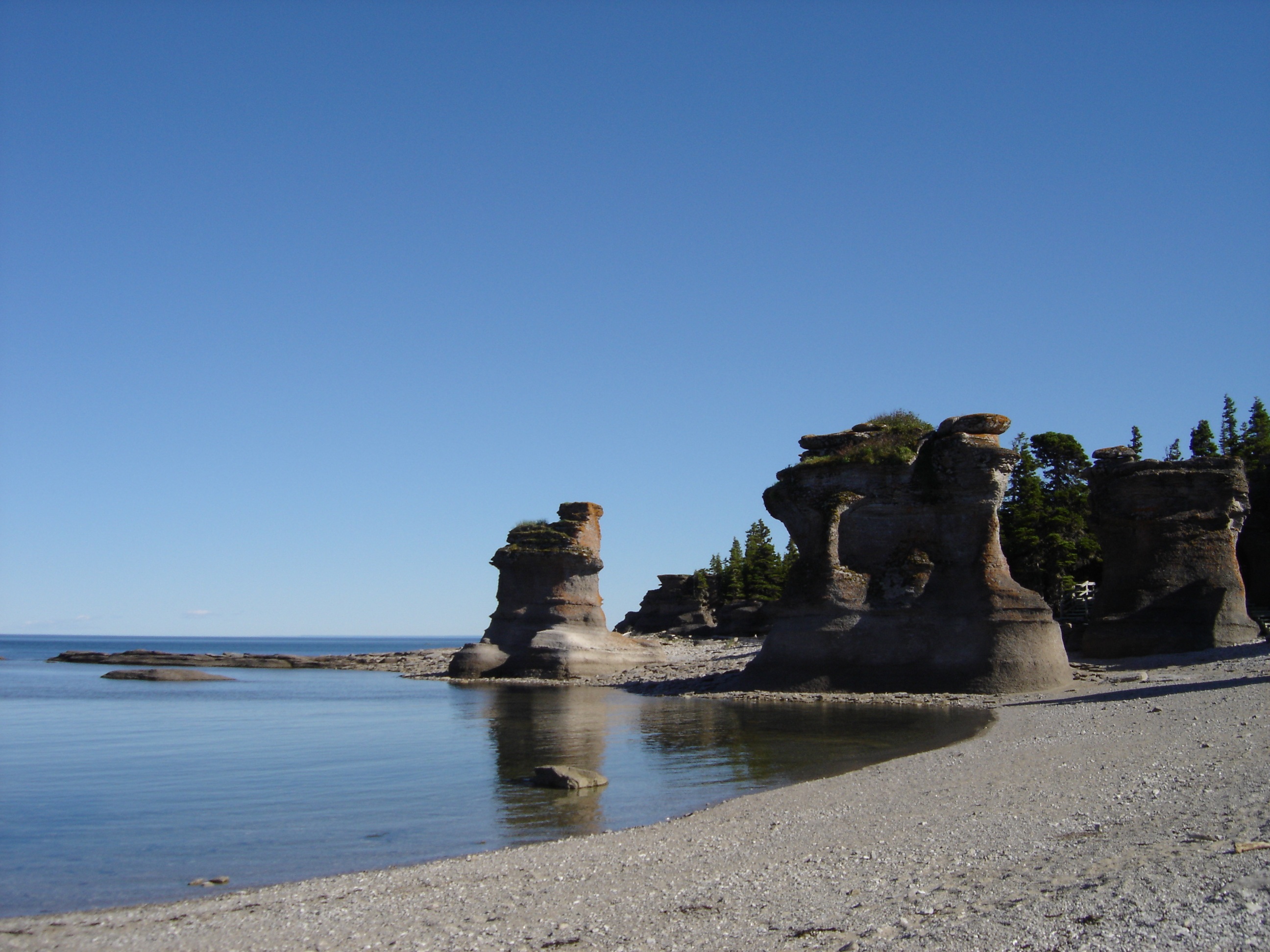 copy space, tranquility, stack rock, beach, holiday, sandy beach, côte-nord, tranquil scene, 2K, rock formation, rock, sky, rocks, outdoors, day, calm, HD Wallpaper