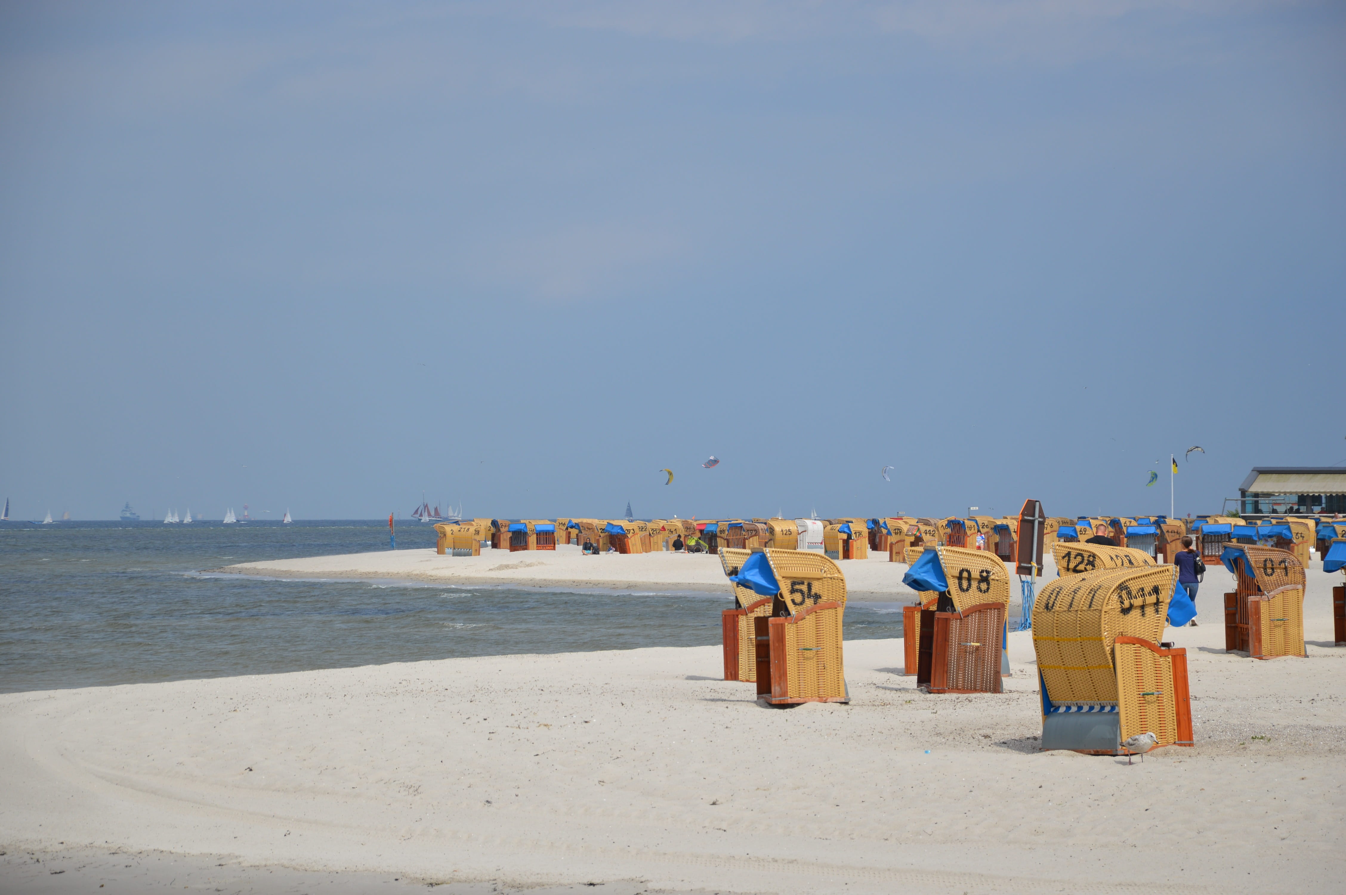 land, trip, 4K, incidental people, sea, large group of people, kiel, outdoors, group of people, sky, clear sky, copy space, day, beach chair, water, men, HD Wallpaper
