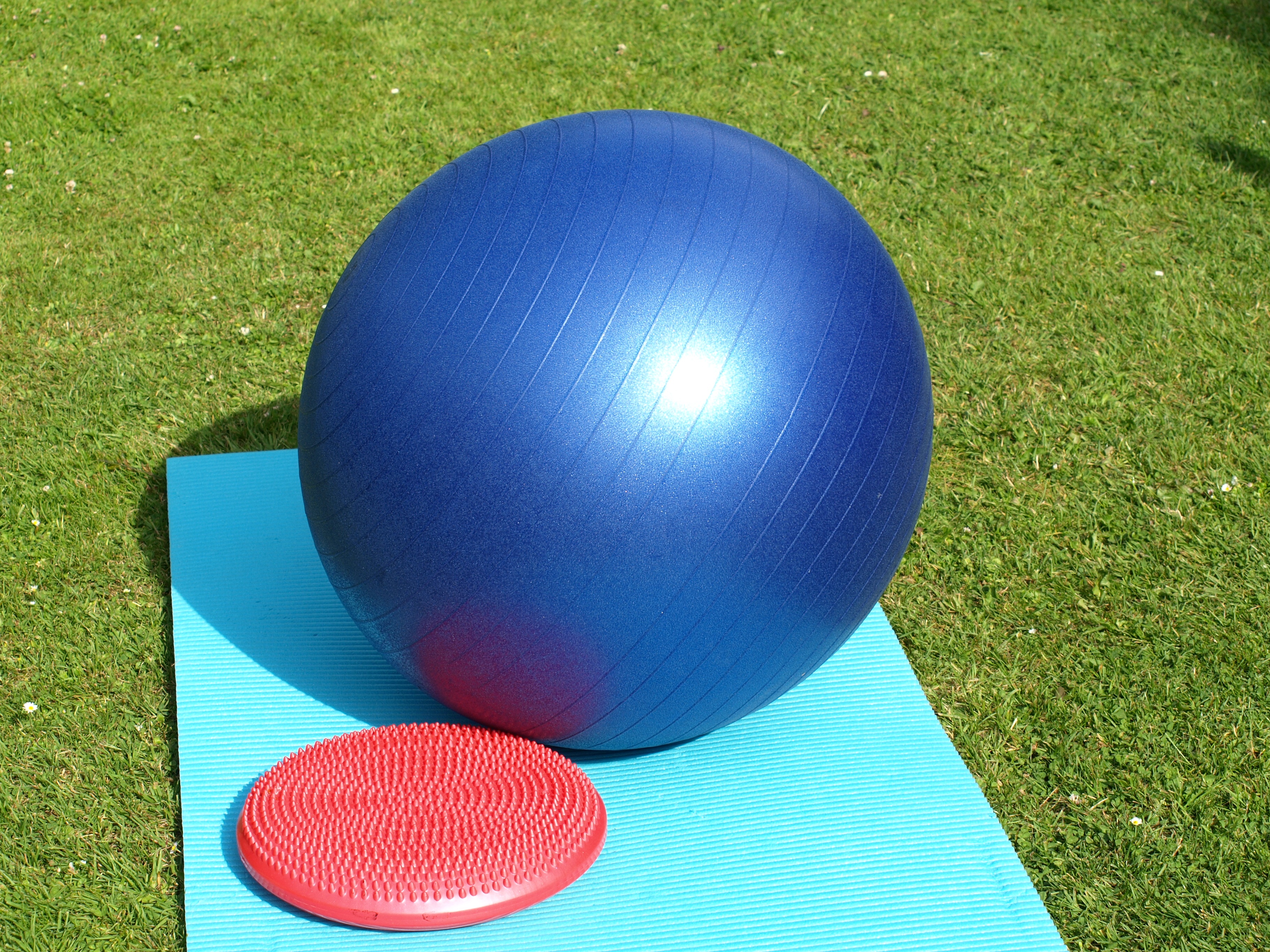 sunlight, balance cushion, red, shadow, 2K, green color, outdoors, blue, fitness, field, mat, sphere, land, geometric shape, day, shape, grass, gymnastics, HD Wallpaper