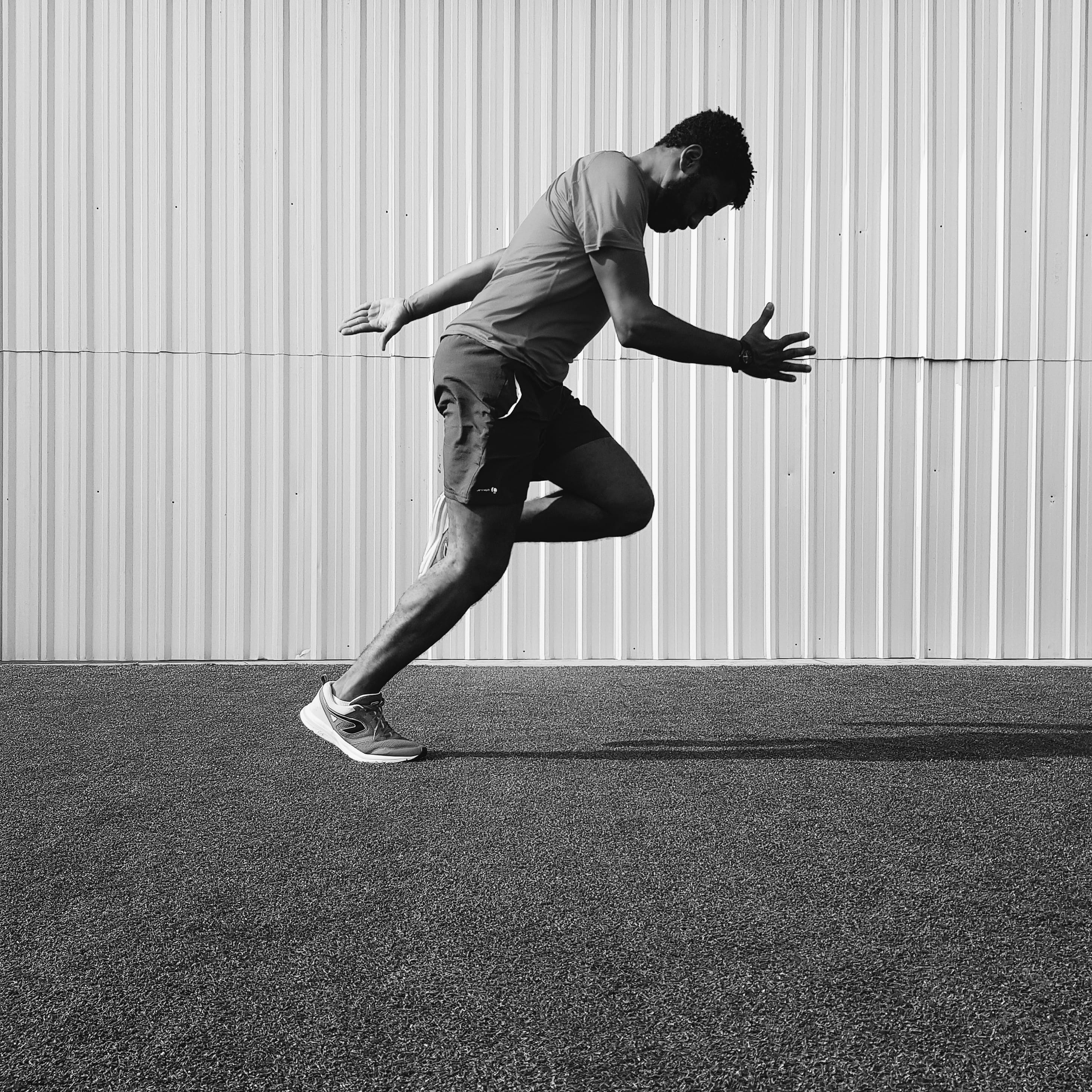 leg, wear, day, nature, shirt, young men, guy, fitness, sneakers, s, effort, crew, casual clothing, men, black and white, healthy, real people, legs, daylight, Phone HD Wallpaper