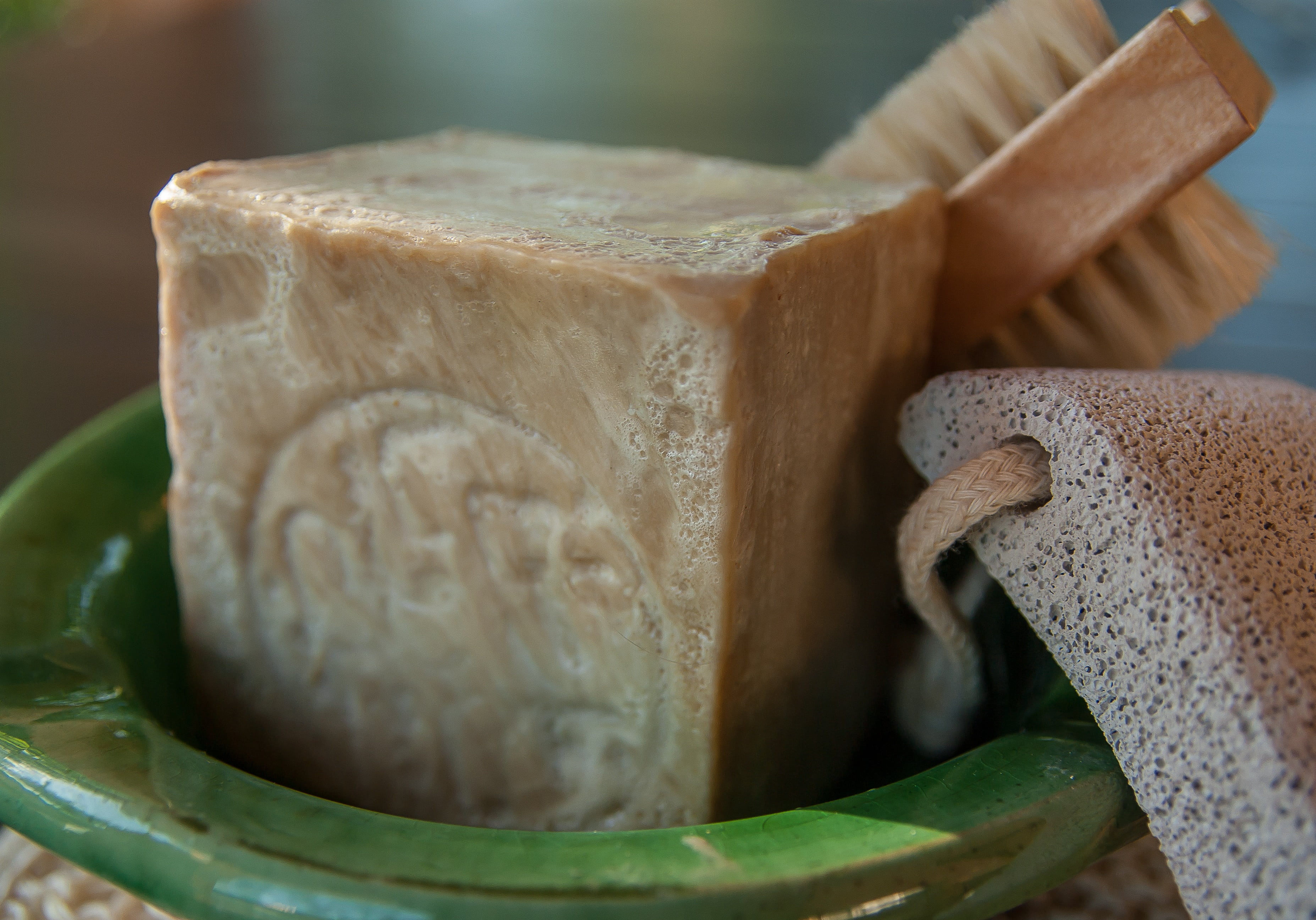photography, aleppo soap, toilet, selective focus, bar of soap, leaf, healthy lifestyle, brush, container, selective, healthy eating, wet, close-up, pumice stone, HD Wallpaper