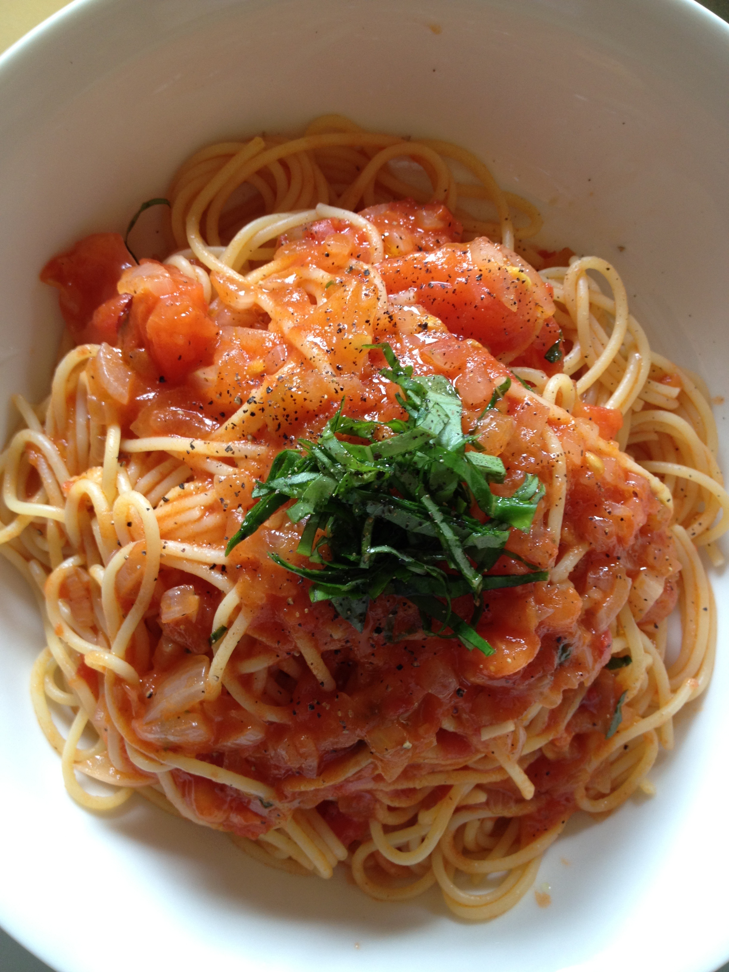 food, no people, crockery, spaghetti, food and drink, italian food, herb, wellbeing, healthy eating, garnish, ready-to-eat, temptation, tomato sauce, close-up, Phone HD Wallpaper