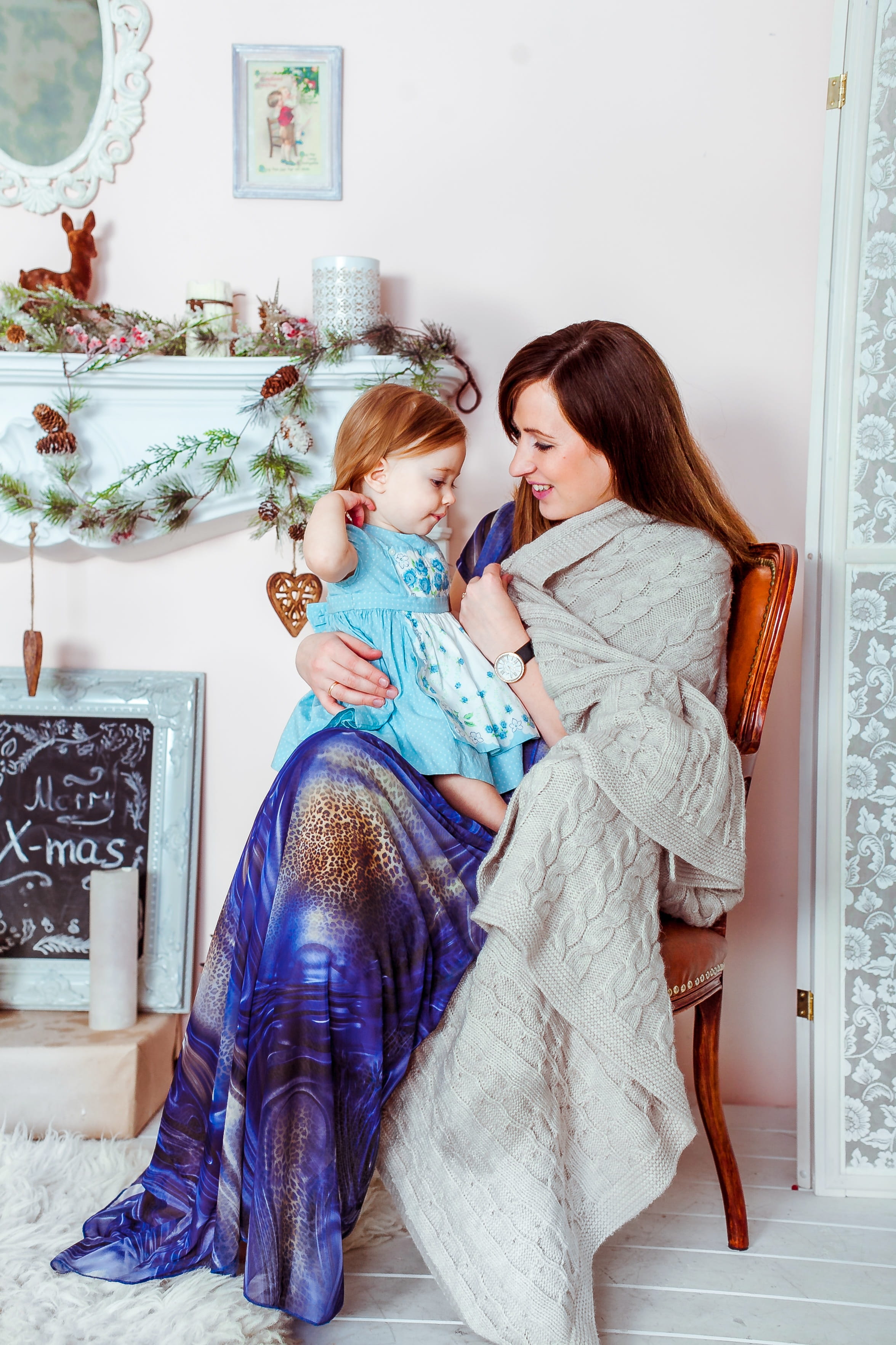 young women, happy, style, comfort, mothers day, blue, white, model, beautiful, portrait, home interior, positive emotion, people, childhood, indoors, two people, Phone HD Wallpaper