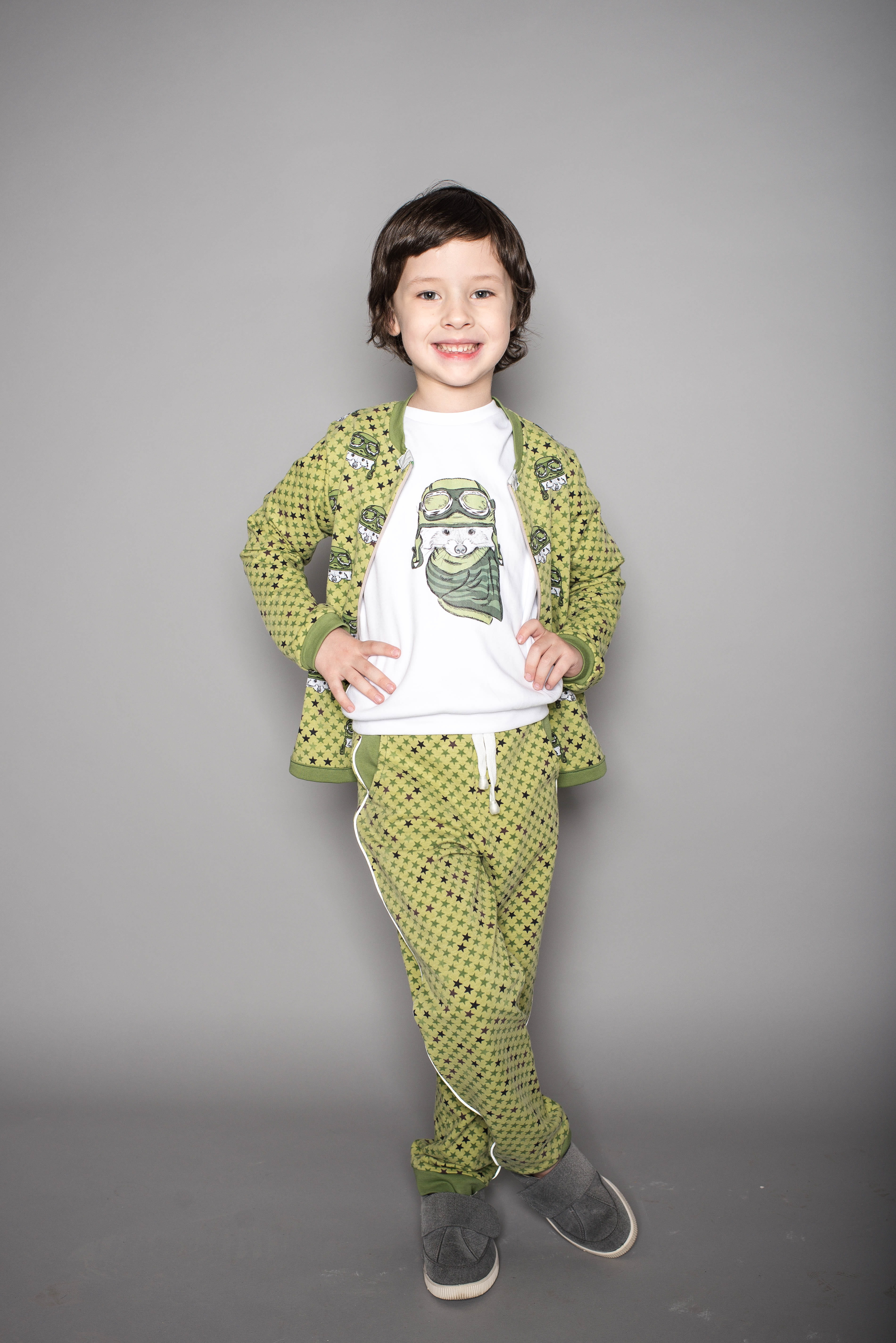 young, people, studio, black and white, standing, childhood, green color, child, background, studio shot, front view, young models, children photographer, Phone HD Wallpaper