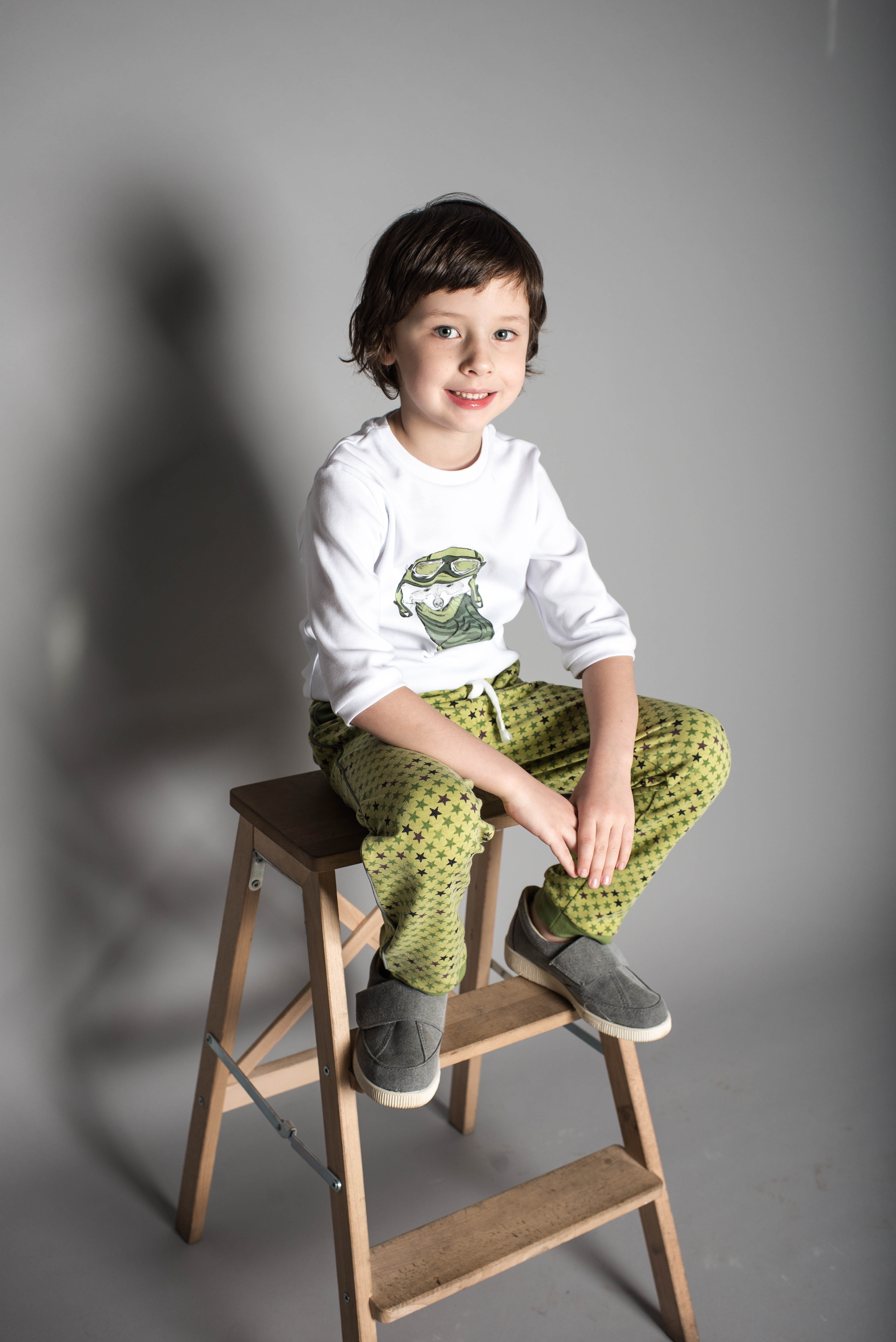 children photographer, background, child, sitting, baby, seat, 5K, innocence, studio, stool, people, full length, photoshoot, beautiful, casual clothing, Phone HD Wallpaper