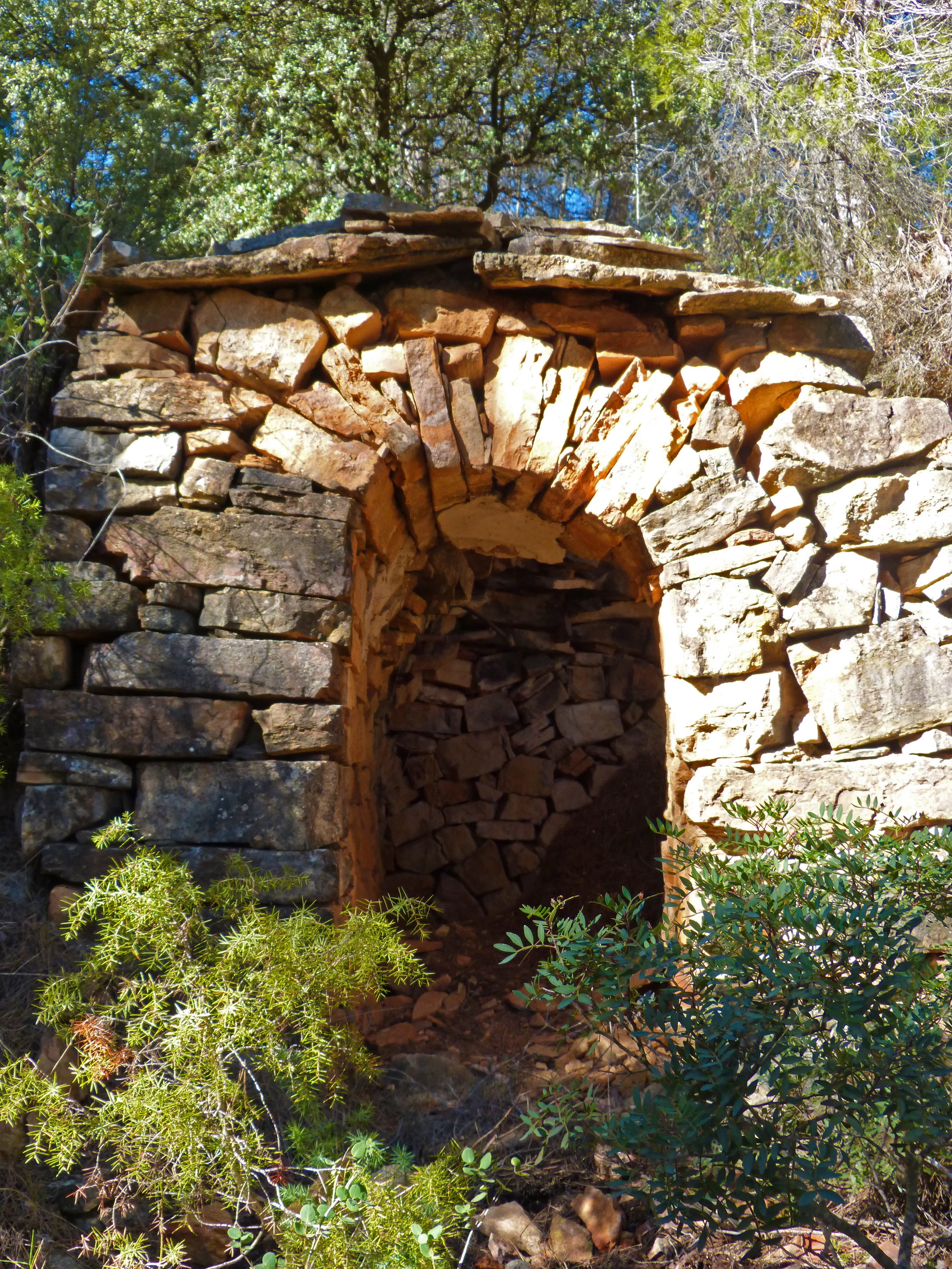 no people, low angle view, old, nature, 4K, built structure, Volta, stone material, sunlight, building, forest, Cabana, plant, day, well, wood, wall, Priorat, Phone HD Wallpaper