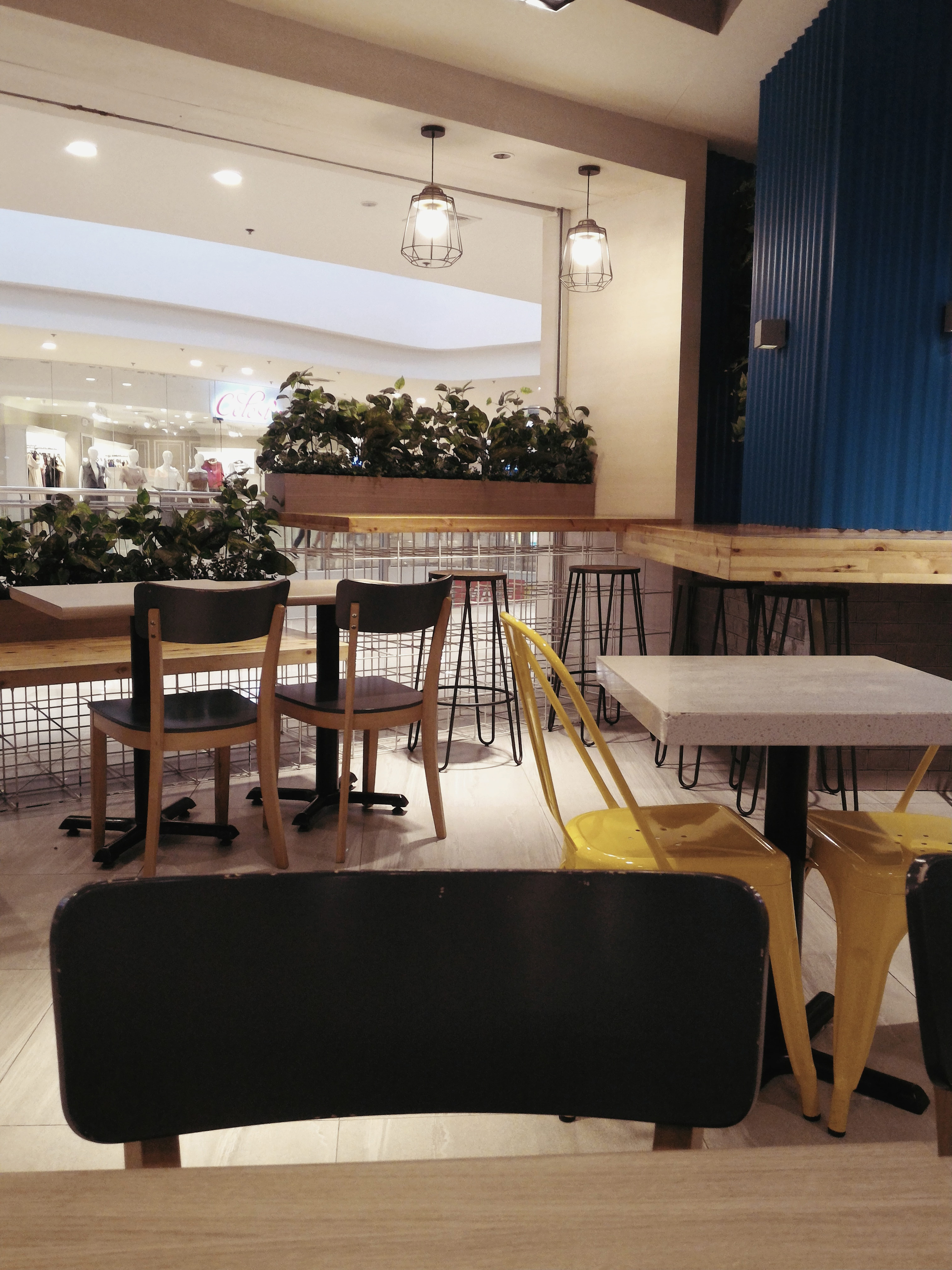 ayala, table, pilipinas, absence, luxury, wood - material, ayala malls, ceiling, modern, restaurant, ph, philippines, quezon city, furniture, bar counter, Phone HD Wallpaper