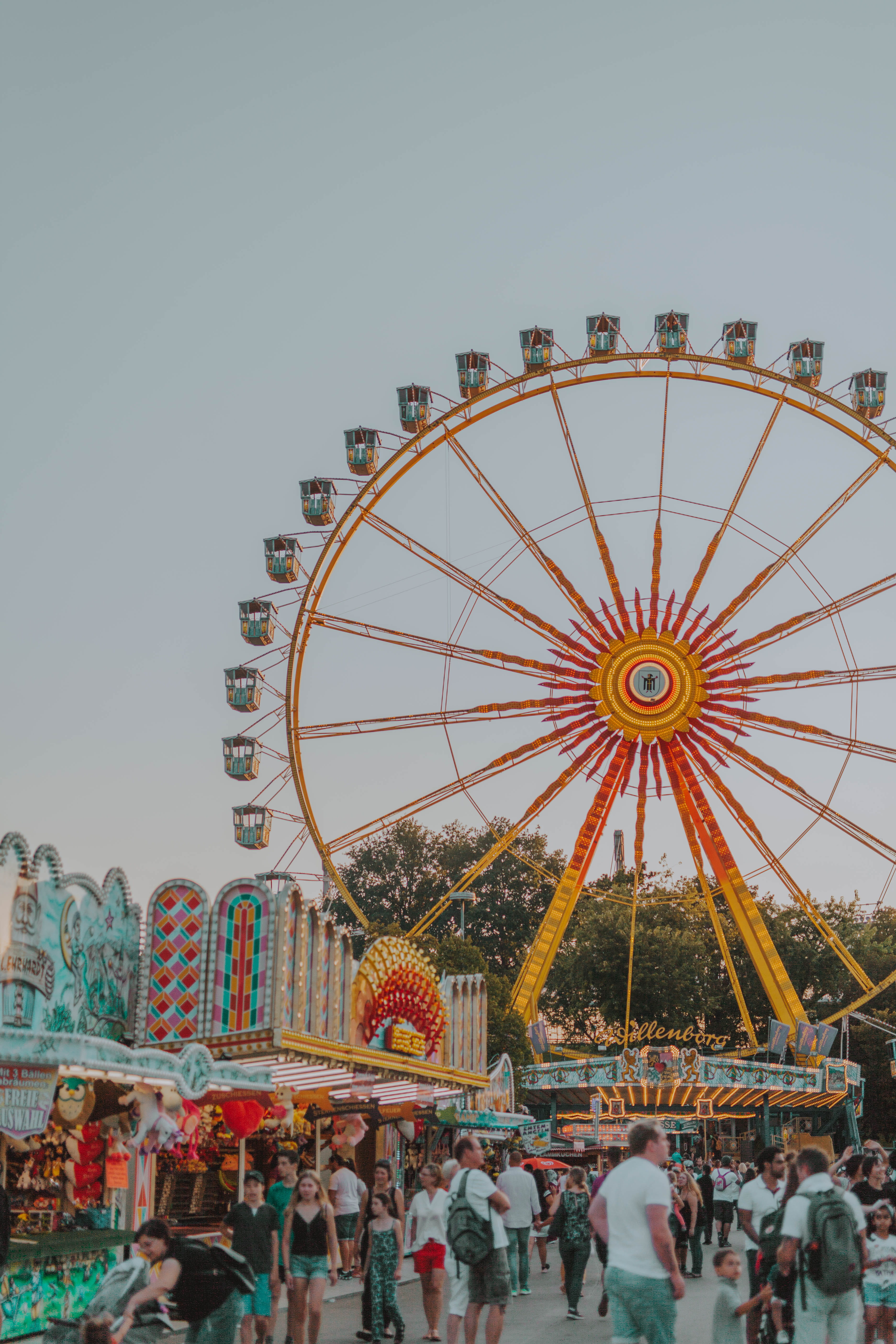 5K, adult, photography, leisure activity, large group of people, sky, men, ferris wheel, group of people, building exterior, arts culture and entertainment, Phone HD Wallpaper