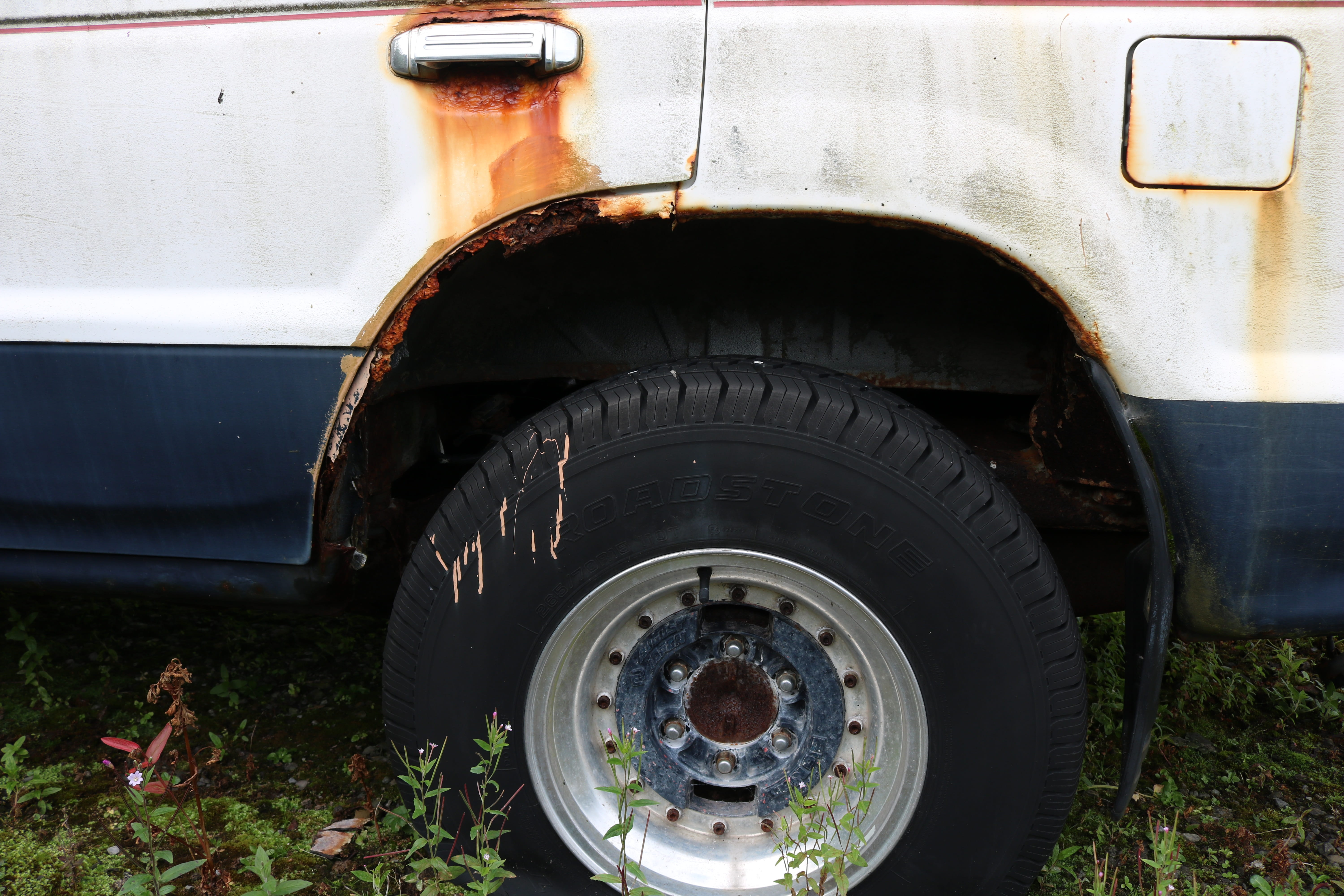 mature, autograph, junkyard, transportation, vehicle, truck, car, metal scrap, scrap trade, wreck, land vehicle, outdoors, abandoned, travel, mode of transportation, HD Wallpaper