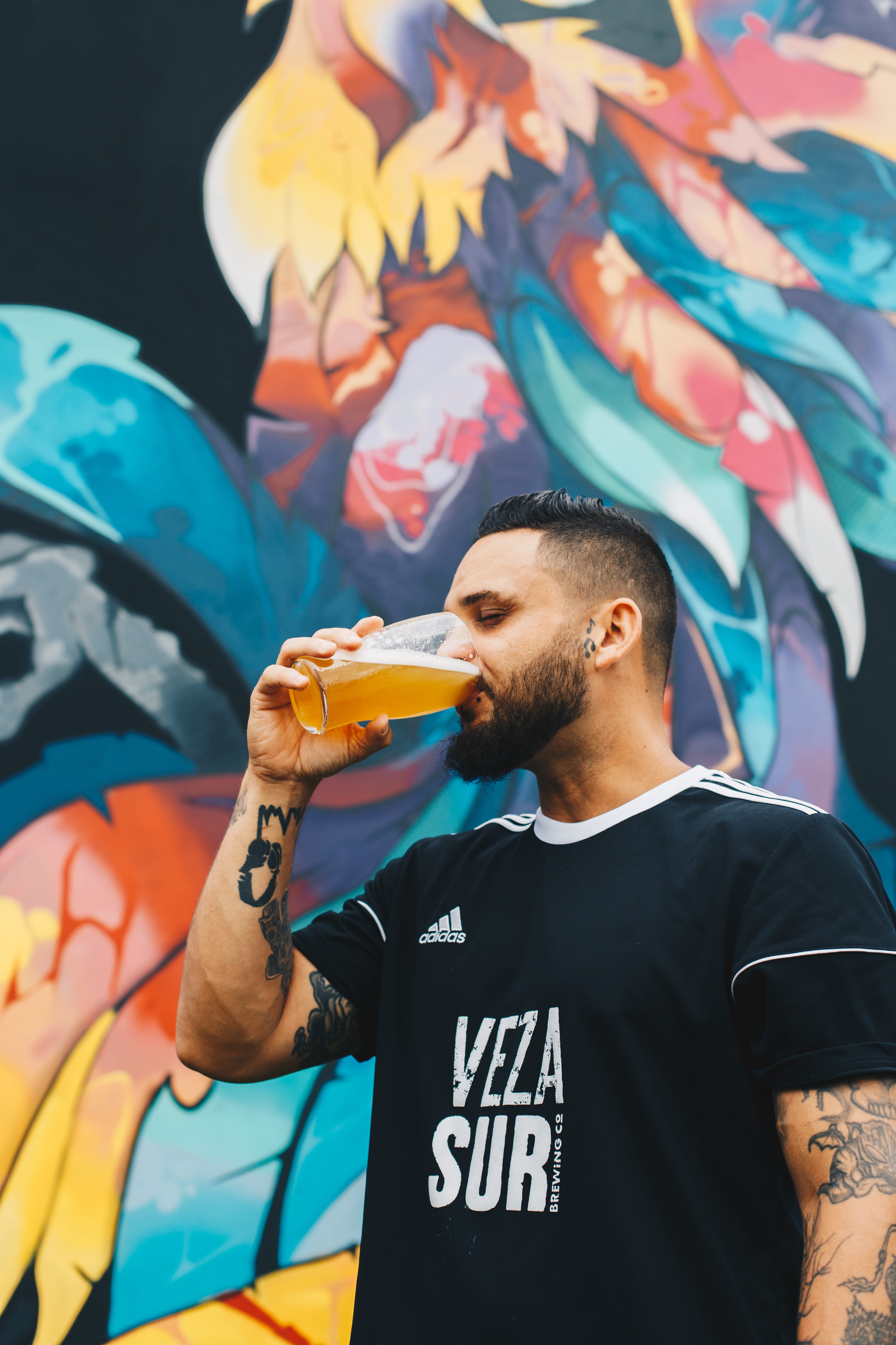 clear, enjoyment, drinking, black tshirt, waist up, casual clothing, one person, holding, food and drink, alcohol, alcoholic beverage, painted, standing, Phone HD Wallpaper