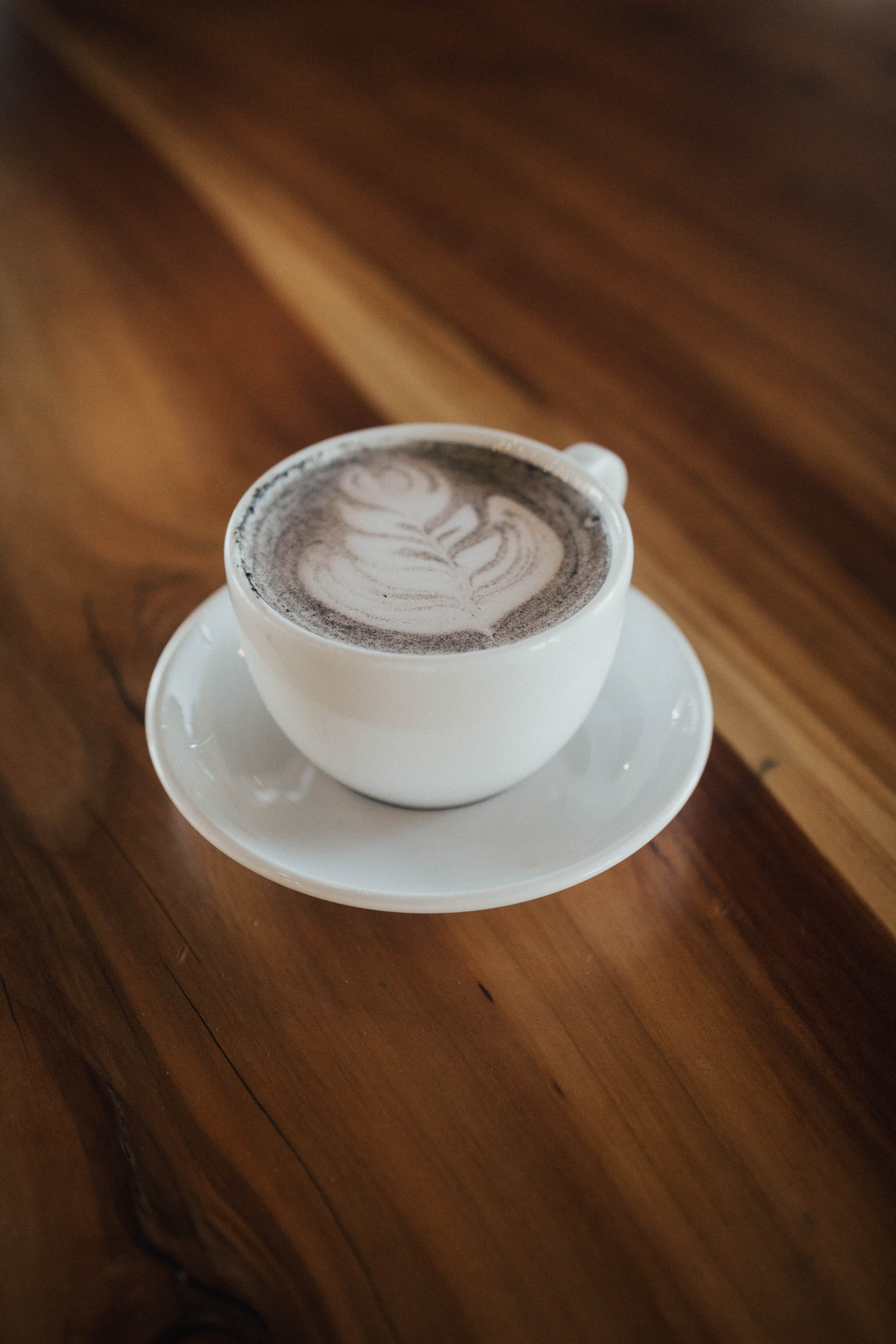 saucer, wood, cream, floor, froth art, refreshment, beverage, wood - material, indoors, dessert, coffee - drink, table, white, non-alcoholic beverage, food and drink, Phone HD Wallpaper