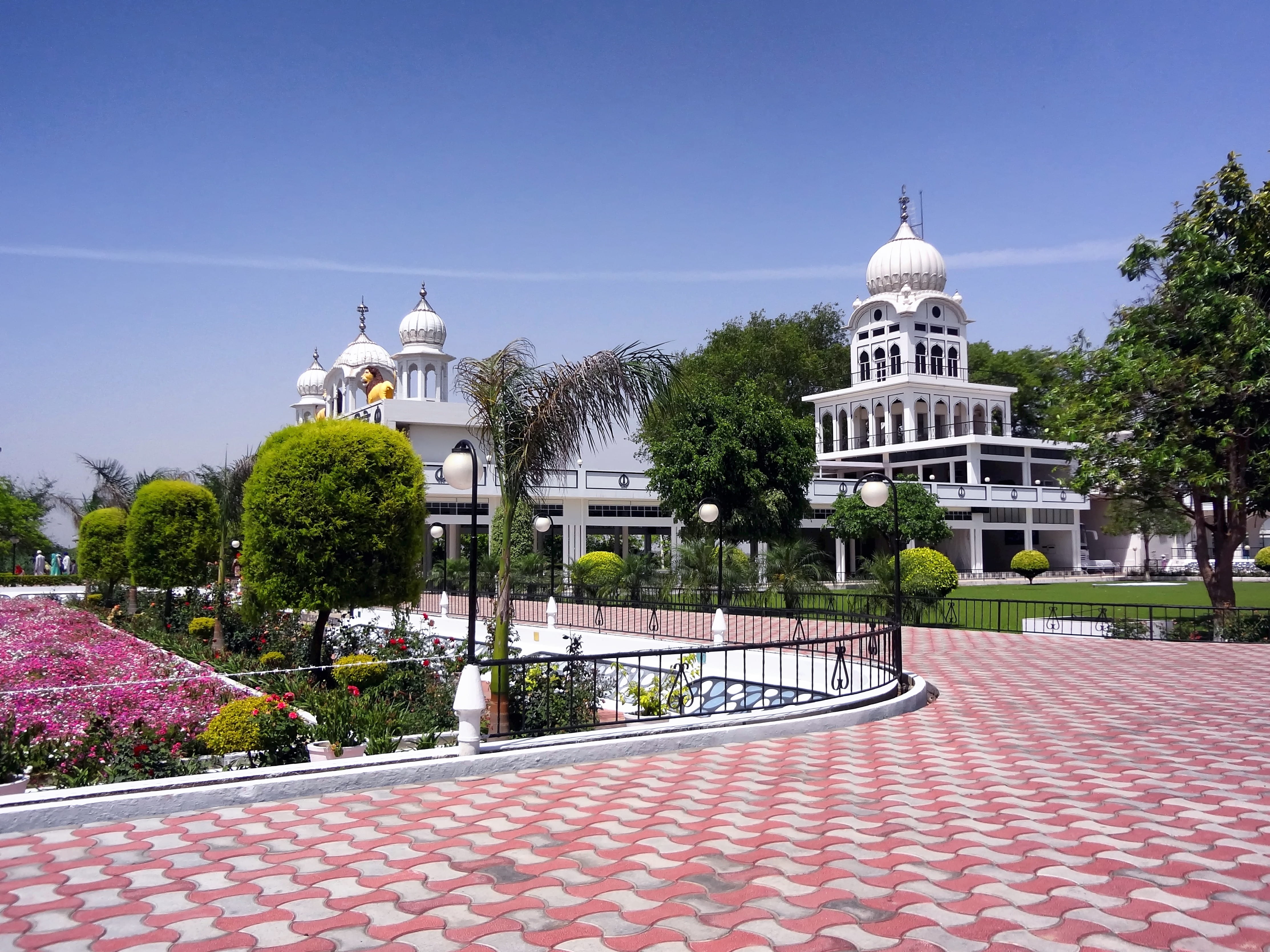 cupola, plaza, flowers, building exterior, landmark, sky, travel destinations, clear sky, outside, city, tourism, day, religion, plant, punjab, trees, travel, HD Wallpaper