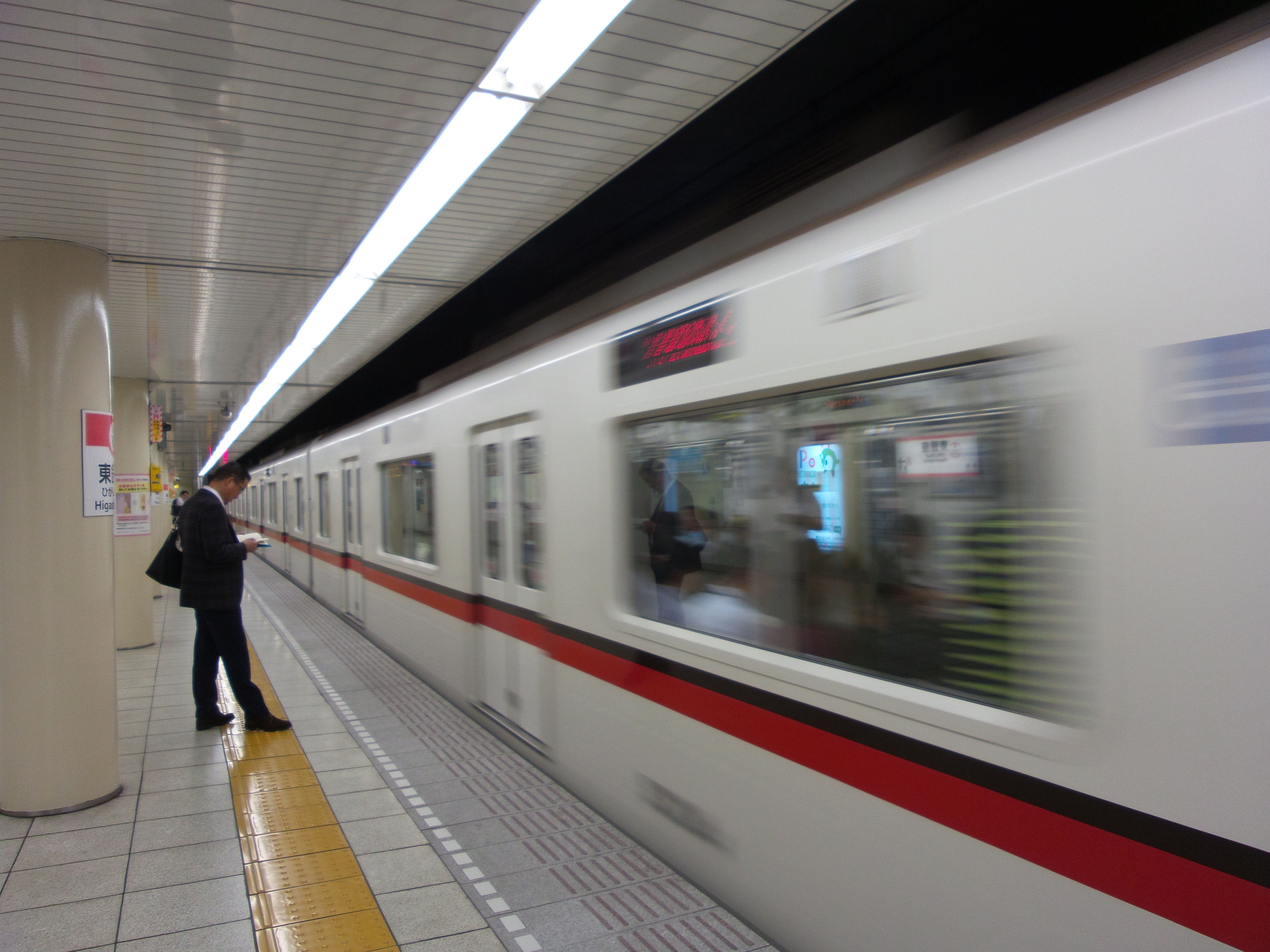 ceiling, wait, mode of transportation, 4K, commuting, train, speed, rail transportation, tokyo, incidental people, subway, architecture, read, passing, HD Wallpaper
