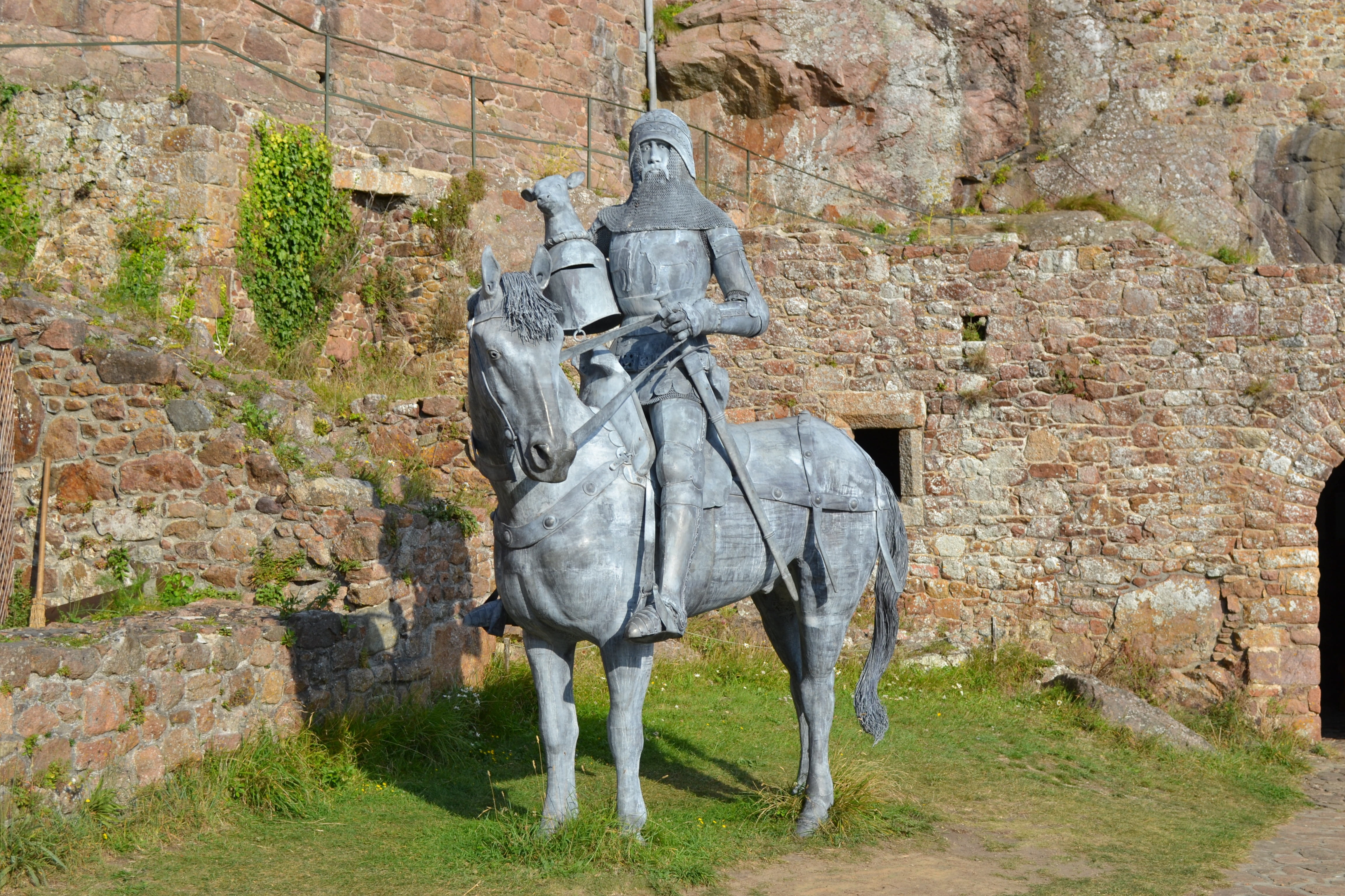 castle, creativity, architecture, history, stone wall, Sculpture, no people, full length, suit of armour, hugh, sir, human representation, animal themes, HD Wallpaper