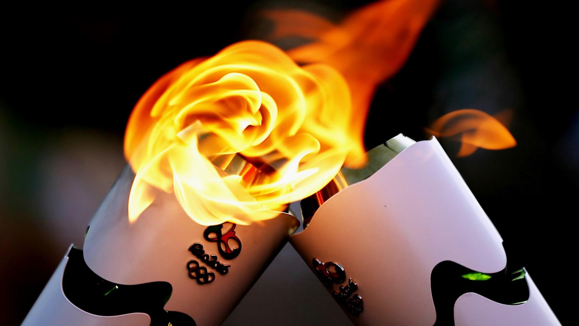 holding, motion, event, 1080P, close-up, burning, women, young adult, heat - temperature, adult, fire, flame, human body part, rio 2016, fire - natural phenomenon, HD Wallpaper