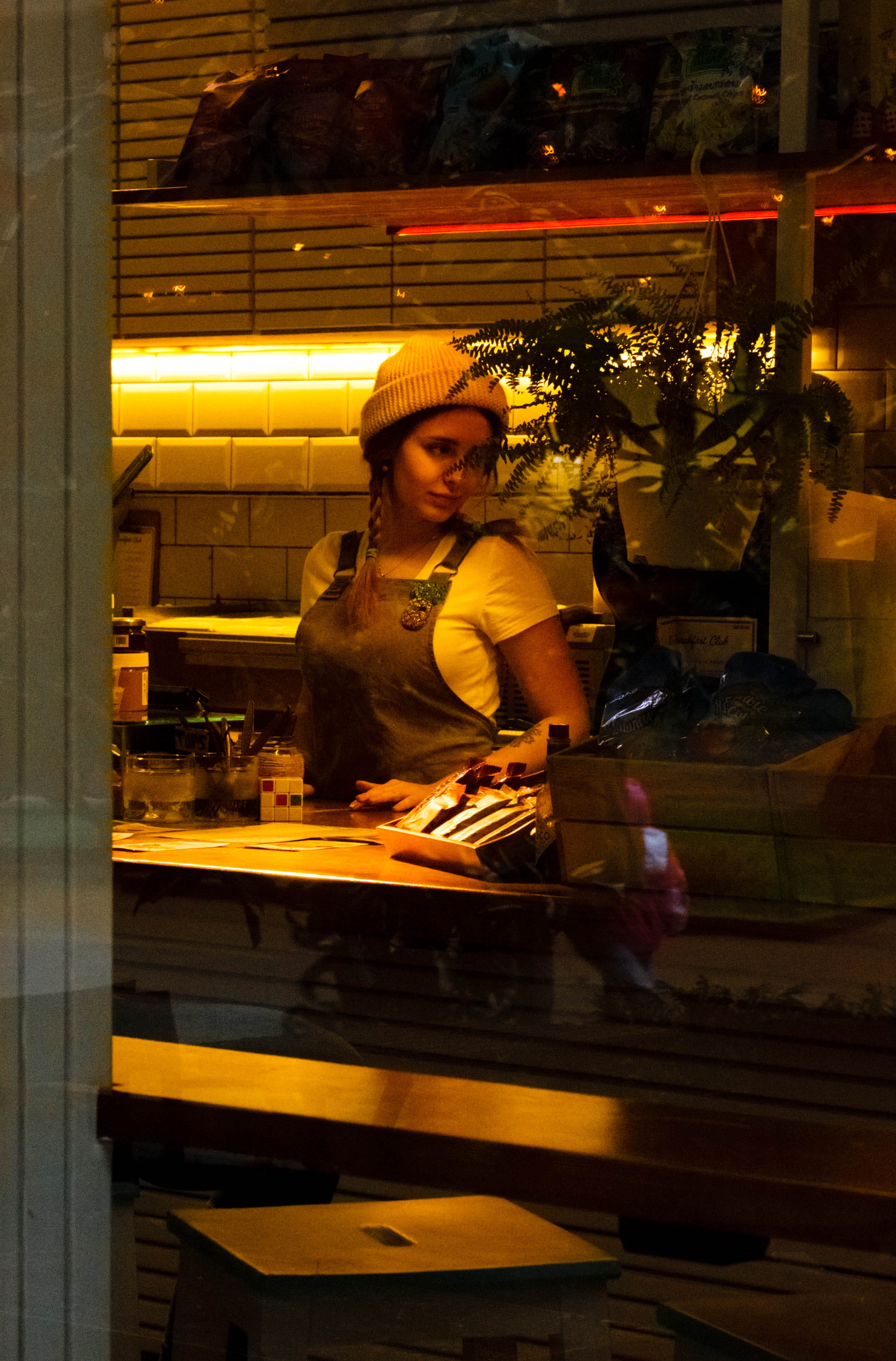 nature, 2K, business, сочи, summer, store, three quarter length, streetphotos, vsco, sea, sochi, illuminated, night, retail, one person, outdoors, occupation, Phone HD Wallpaper
