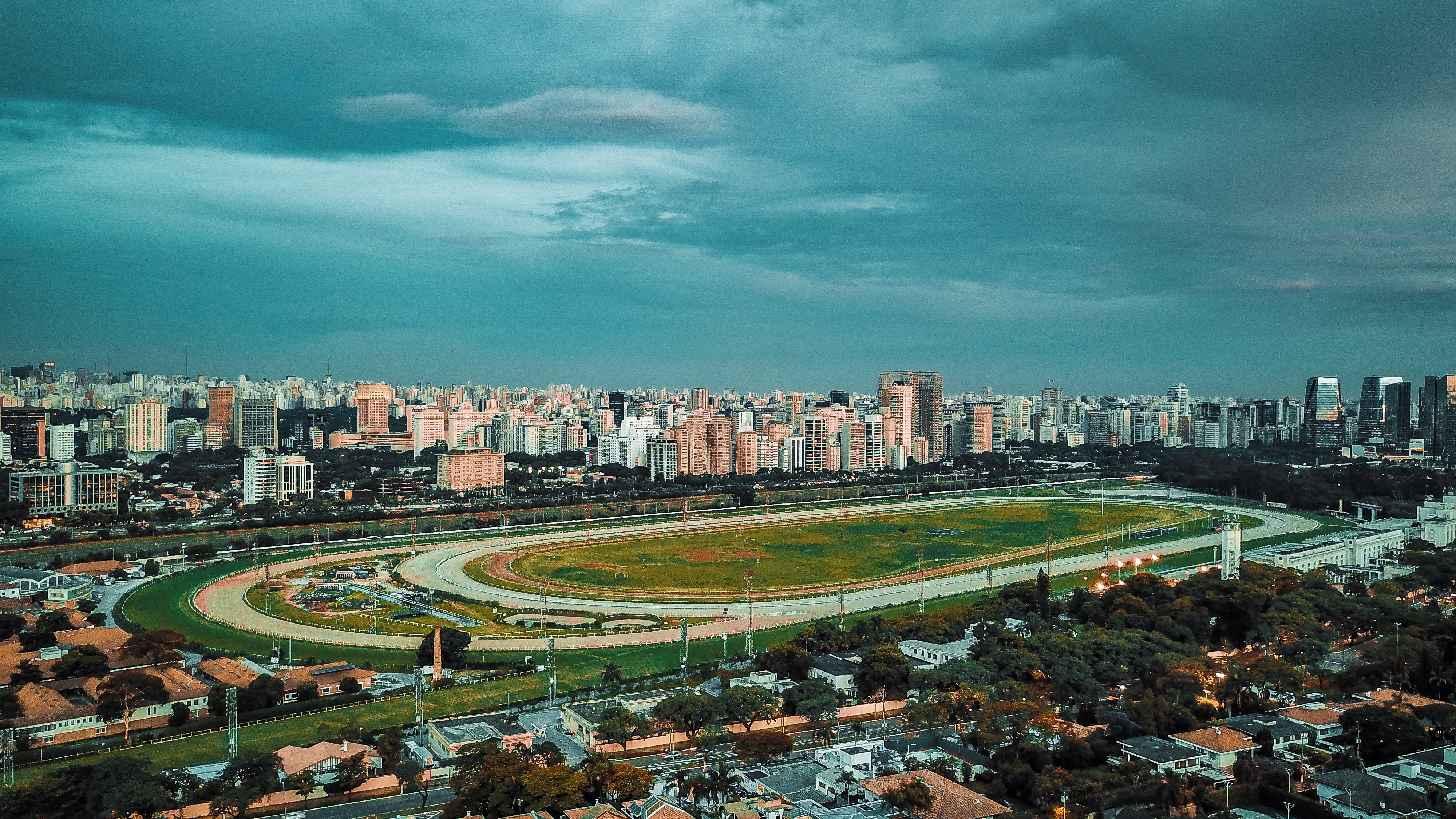 town, 4K, runway, daytime, city, cityscape, nature, sport, urban, transportation, travel destinations, way, jardim everest, landscape, field, buildings, HD Wallpaper