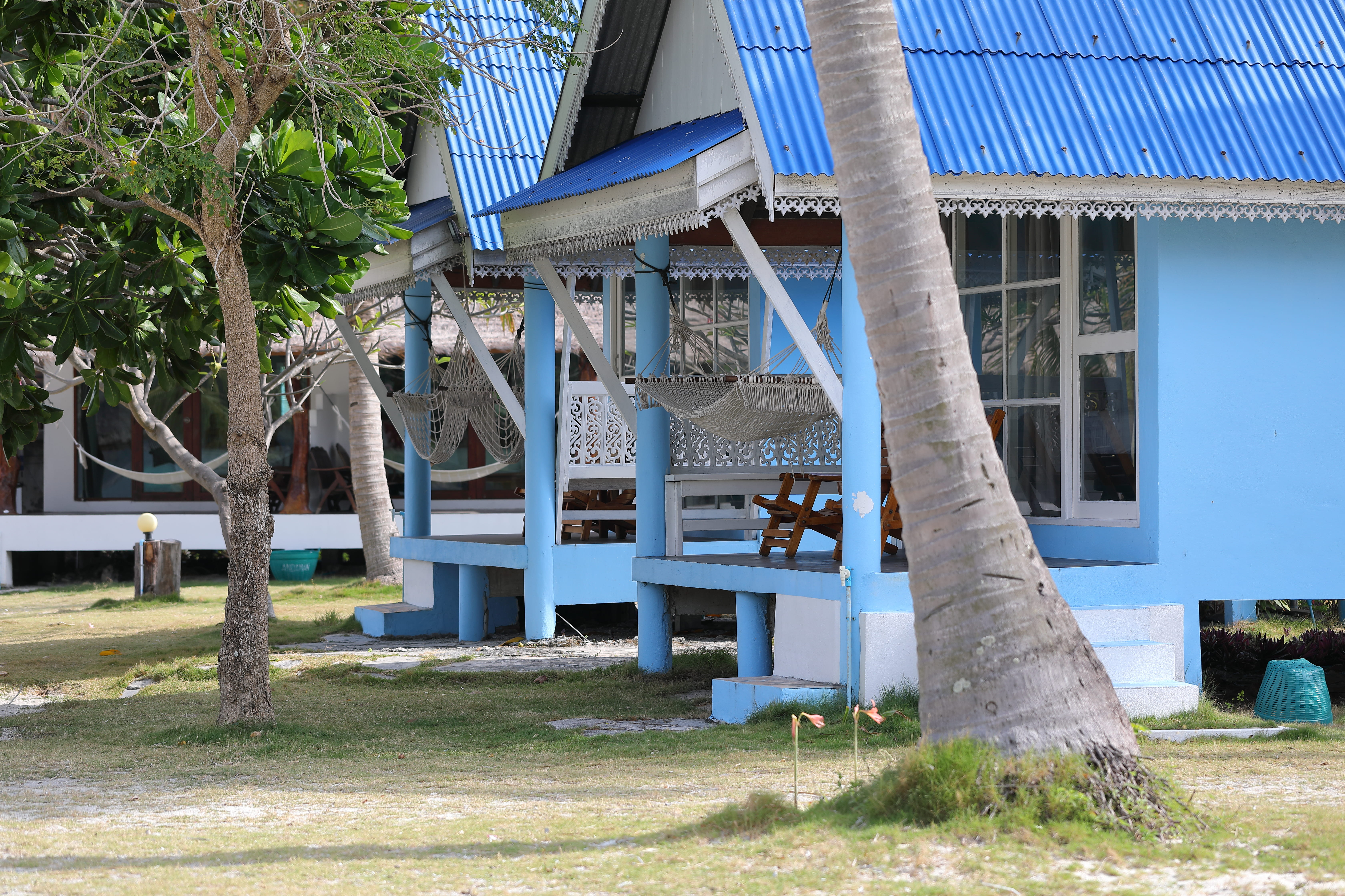 city, building exterior, architectural column, paradise, thailand, porch, koh lipe, blue, grass, day, lipe, no people, tree trunk, patio, tree, sunlight, HD Wallpaper