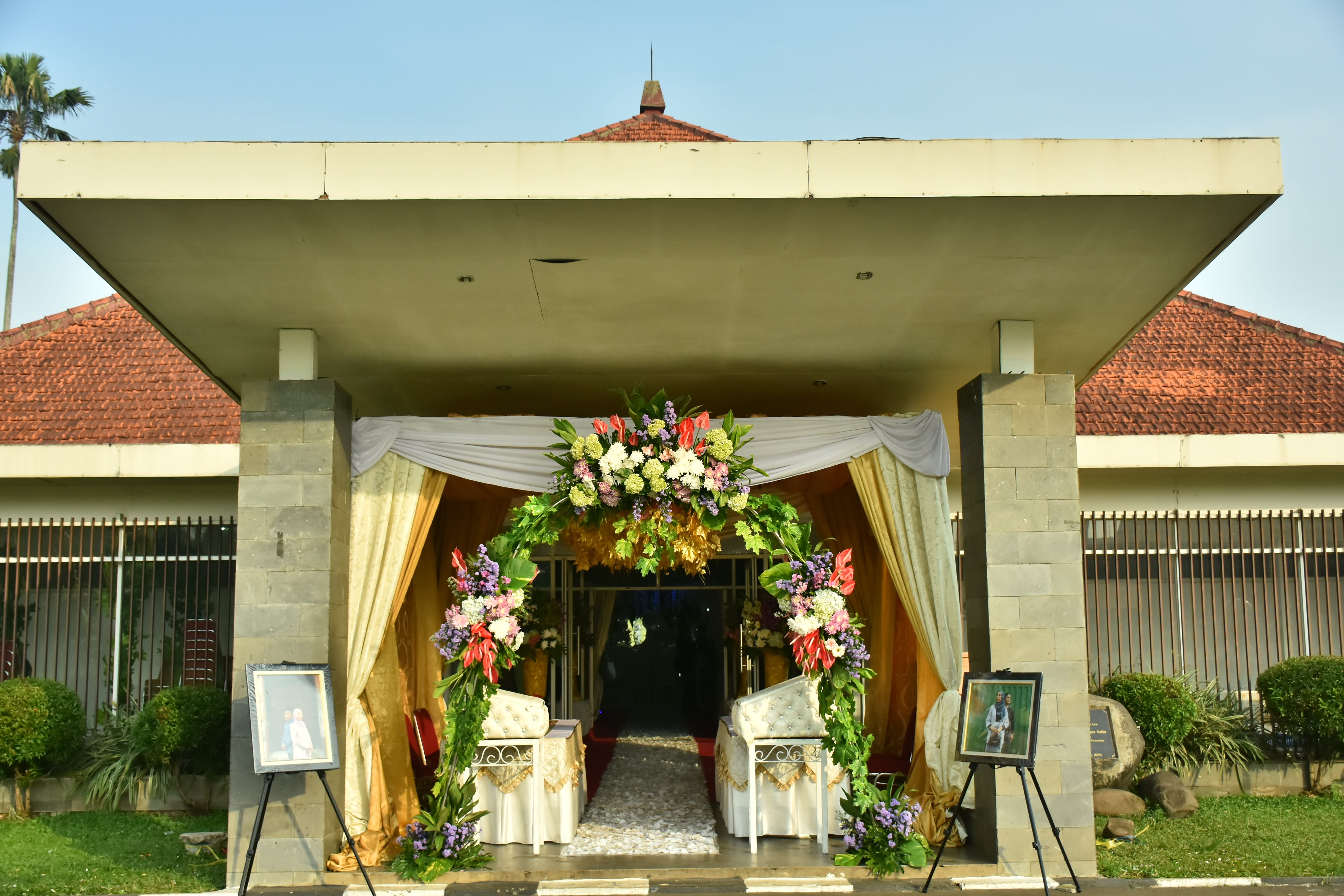 built structure, hall, flower, plant, full flowers, flower arrangement, no people, spirituality, elegant, house, entrance, place of worship, outdoors, romantic, HD Wallpaper