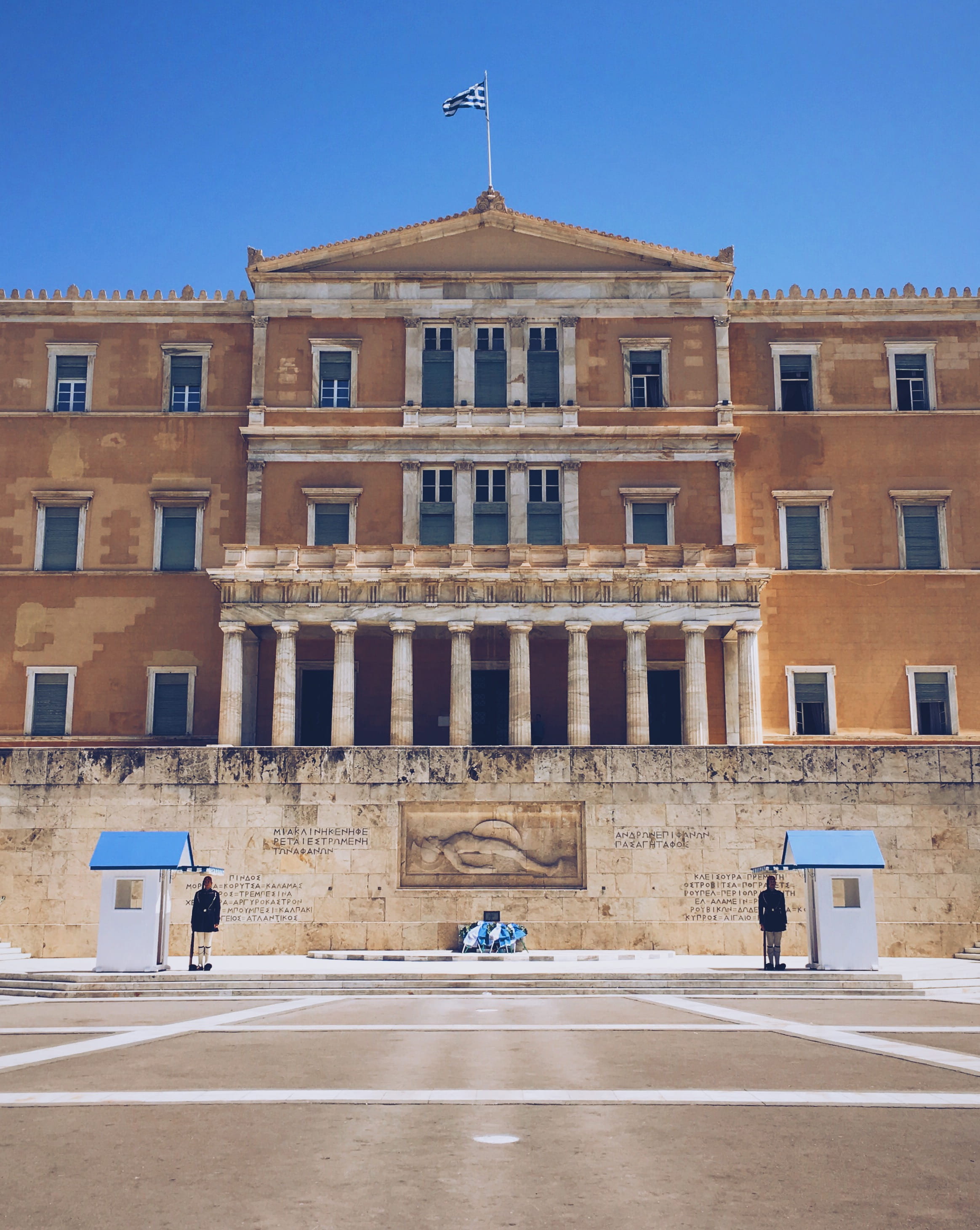 mansion, sky, soldier, concrete, window, ancient egypt, castle, sunlight, blue, architecture, sign, guard, government, brick, street, leoforos vasilisis amalias 133, Phone HD Wallpaper