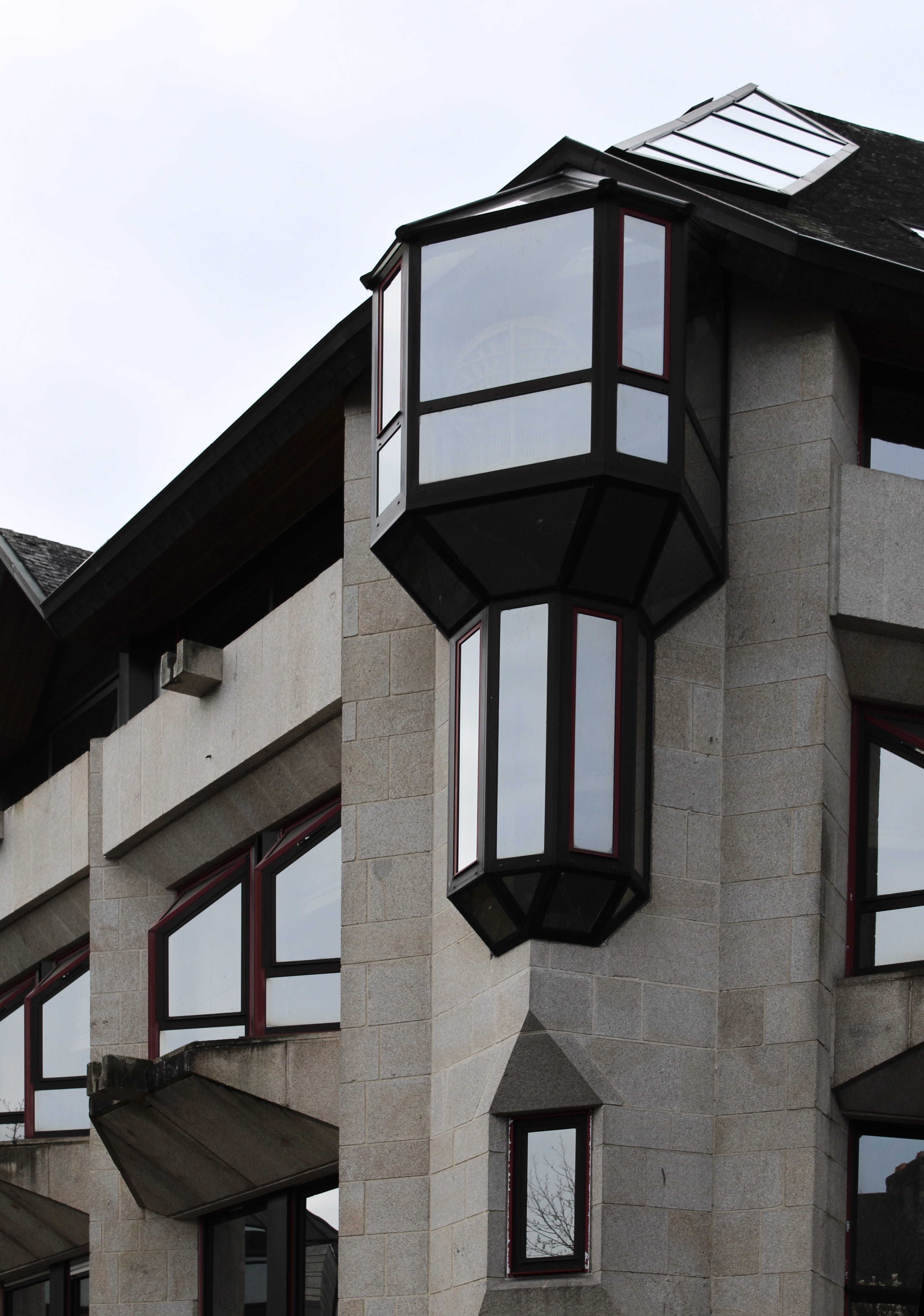 tower, house, light fixture, outdoors, corner, nature, concrete, clock, curtain, residential district, design, lamp post, building exterior, day, office building, Phone HD Wallpaper
