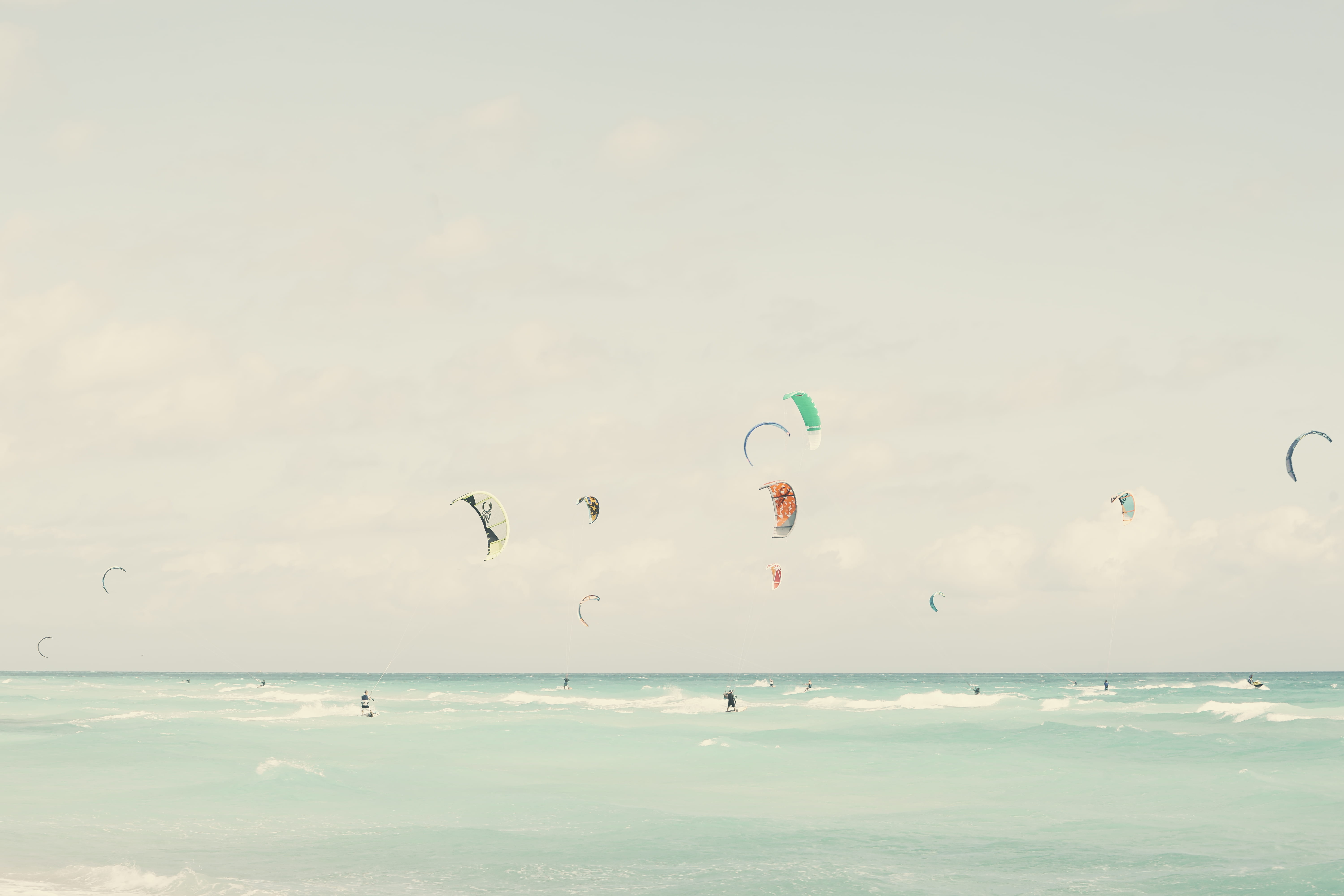beach, scenics - nature, beauty in nature, surf, vacations, paragliding, water, cloud - sky, extreme sports, kite, group, holiday, land, surfers, horizon, HD Wallpaper