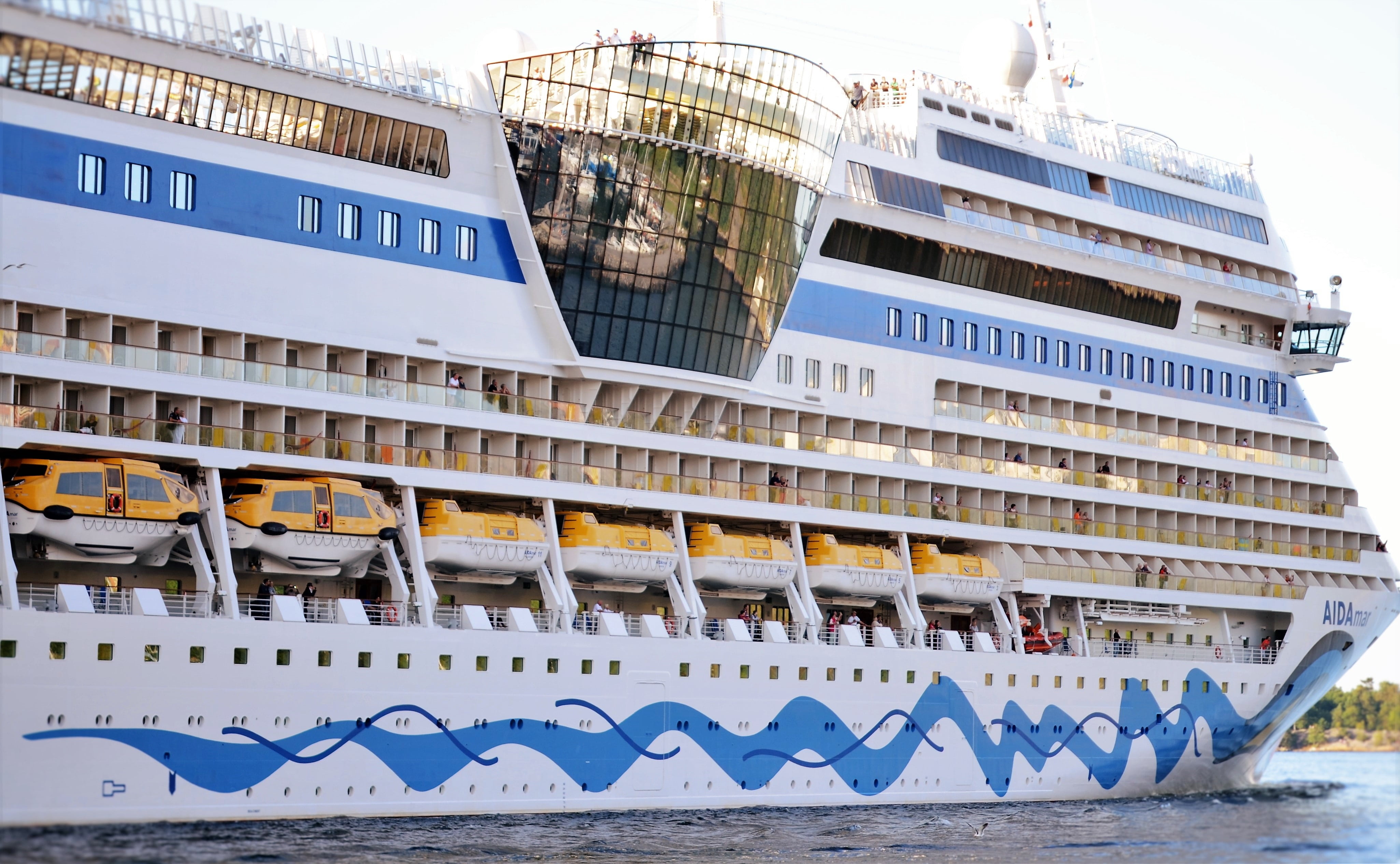 nautical Vessel, tourism, bot, beach, vacations, harbor, building exterior, vacation, modern, tourist, boat, architecture, western script, summer, cruise Ship, HD Wallpaper