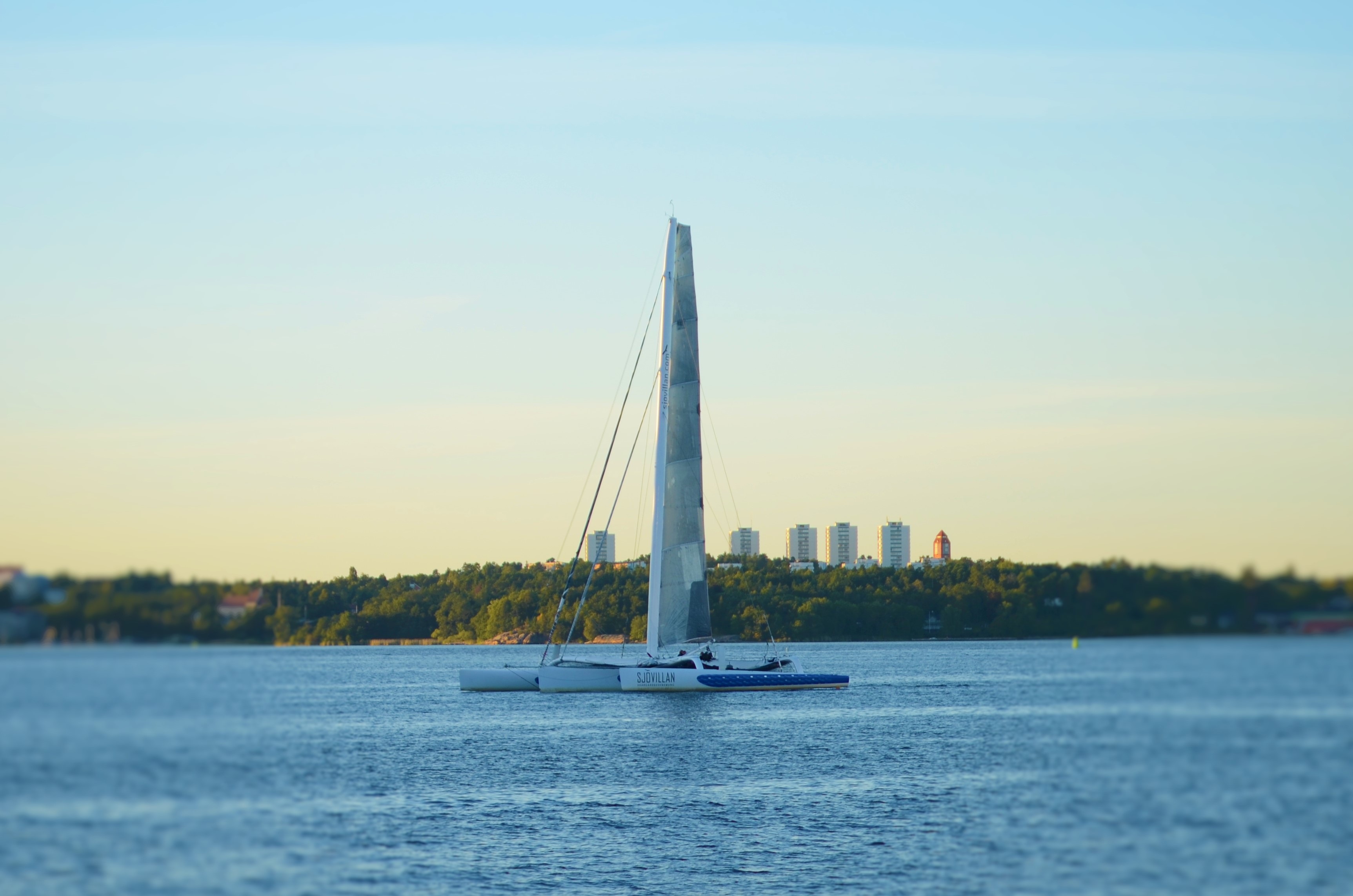 beach, sky, 2K, office building exterior, sailboat, blue, mode of transportation, architecture, water, yachting, sailing, waterfront, built structure, HD Wallpaper