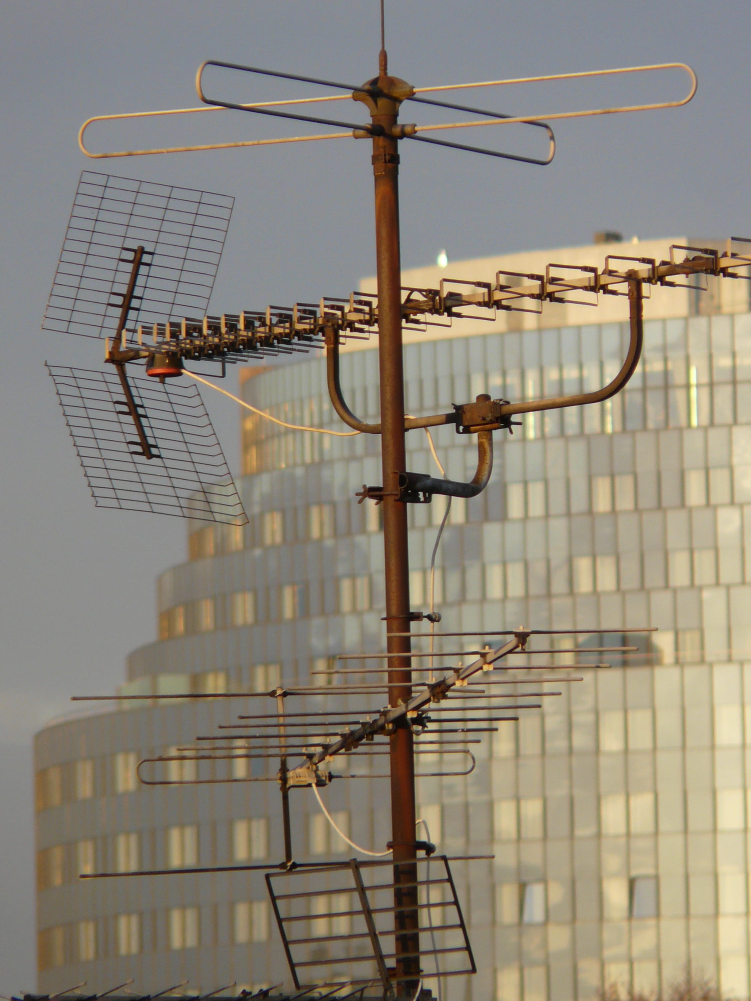 outdoors, rusted, antenna - aerial, technology, antenna mast, lighting equipment, watch tv, day, electrical equipment, power supply, old, nature, fuel and power generation, Phone HD Wallpaper