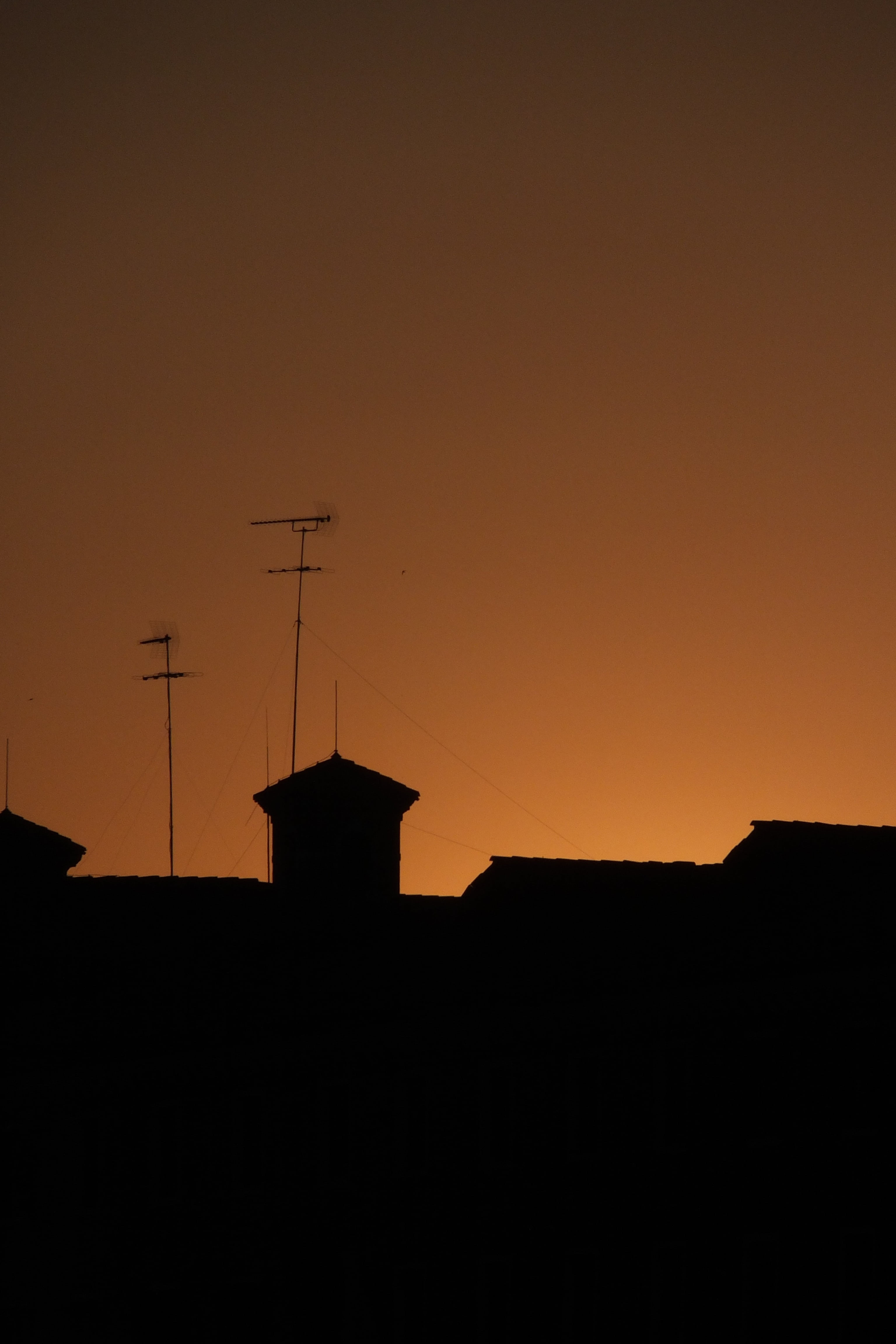 sky, connection, tv aerial, building exterior, 4K, roof, architecture, antenna - aerial, sunset, backlight, underexposure, roofs, communication, television aerial, Phone HD Wallpaper