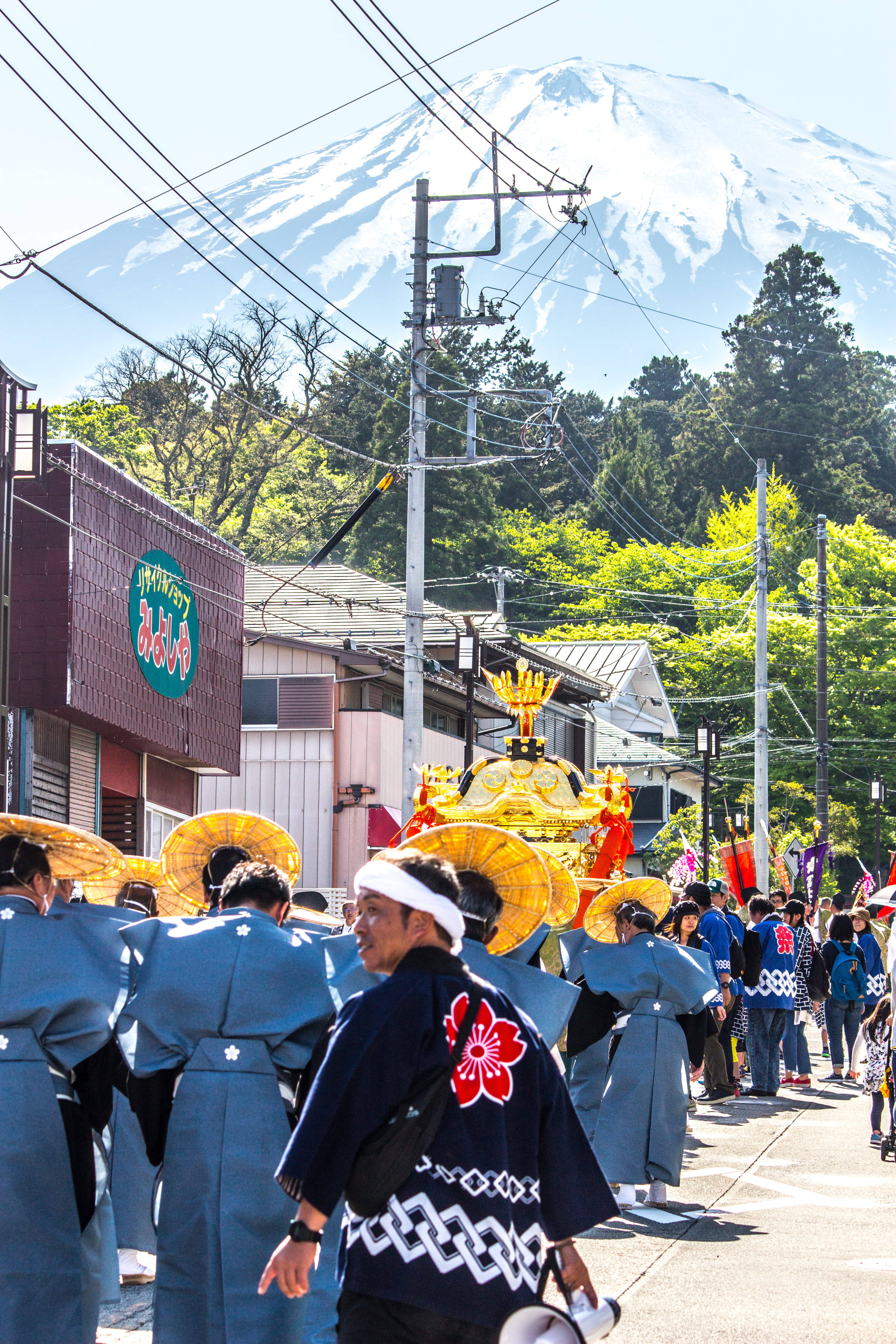 outdoors, tree, musician, architecture, costume, military uniform, fuji festival, musical instrument, marching, nature, plant, travel, real people, street, Phone HD Wallpaper