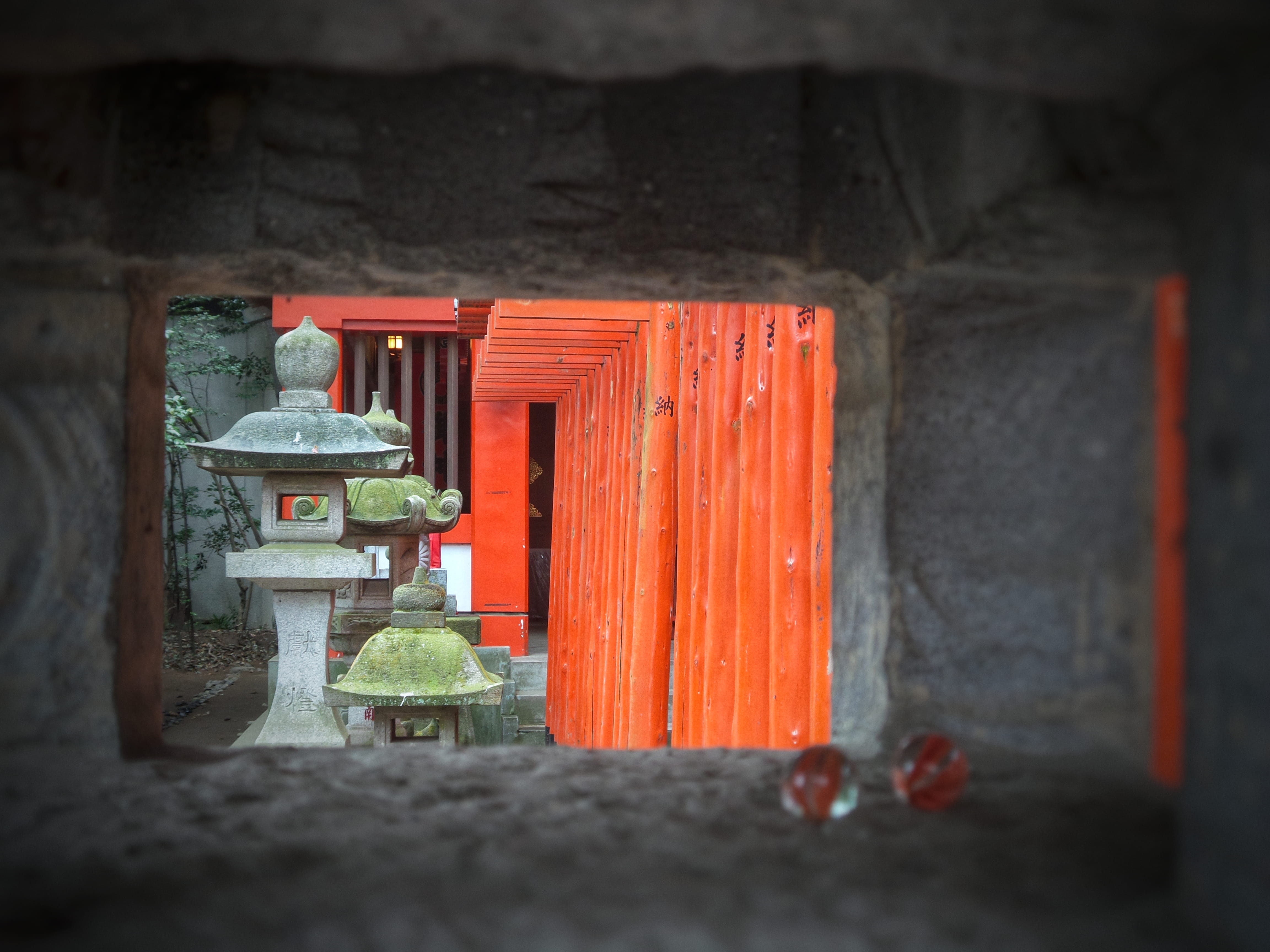 wood - material, tori, metal, architecture, selective focus, 4K, building, focus on foreground, outdoors, close-up, japan, lantern, old, temple, 宗教, protection, HD Wallpaper
