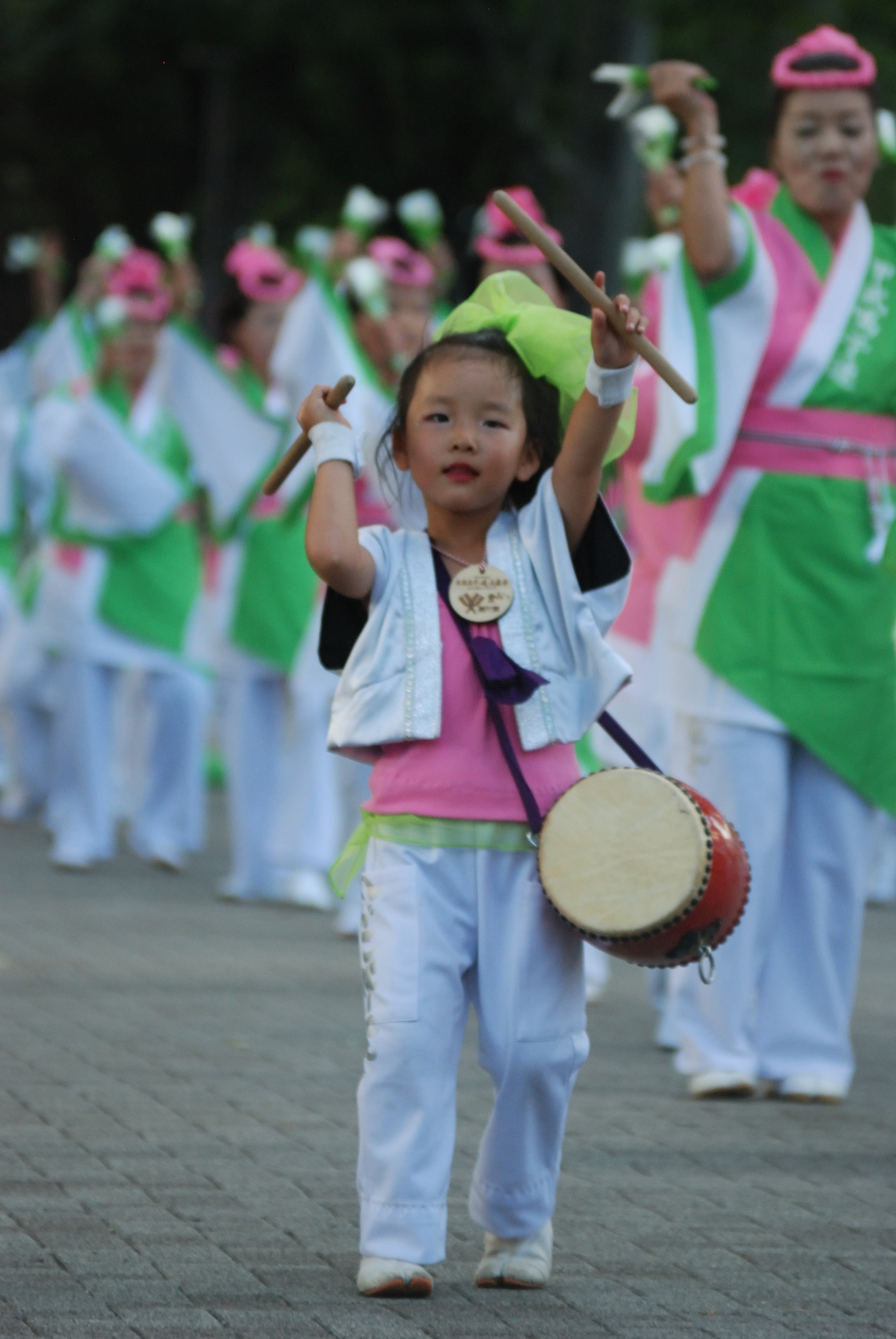 parade, performing Arts Event, child, girl, east Asian Culture, standing, lifestyles, real people, human arm, innocence, group of people, musical Instrument, Phone HD Wallpaper