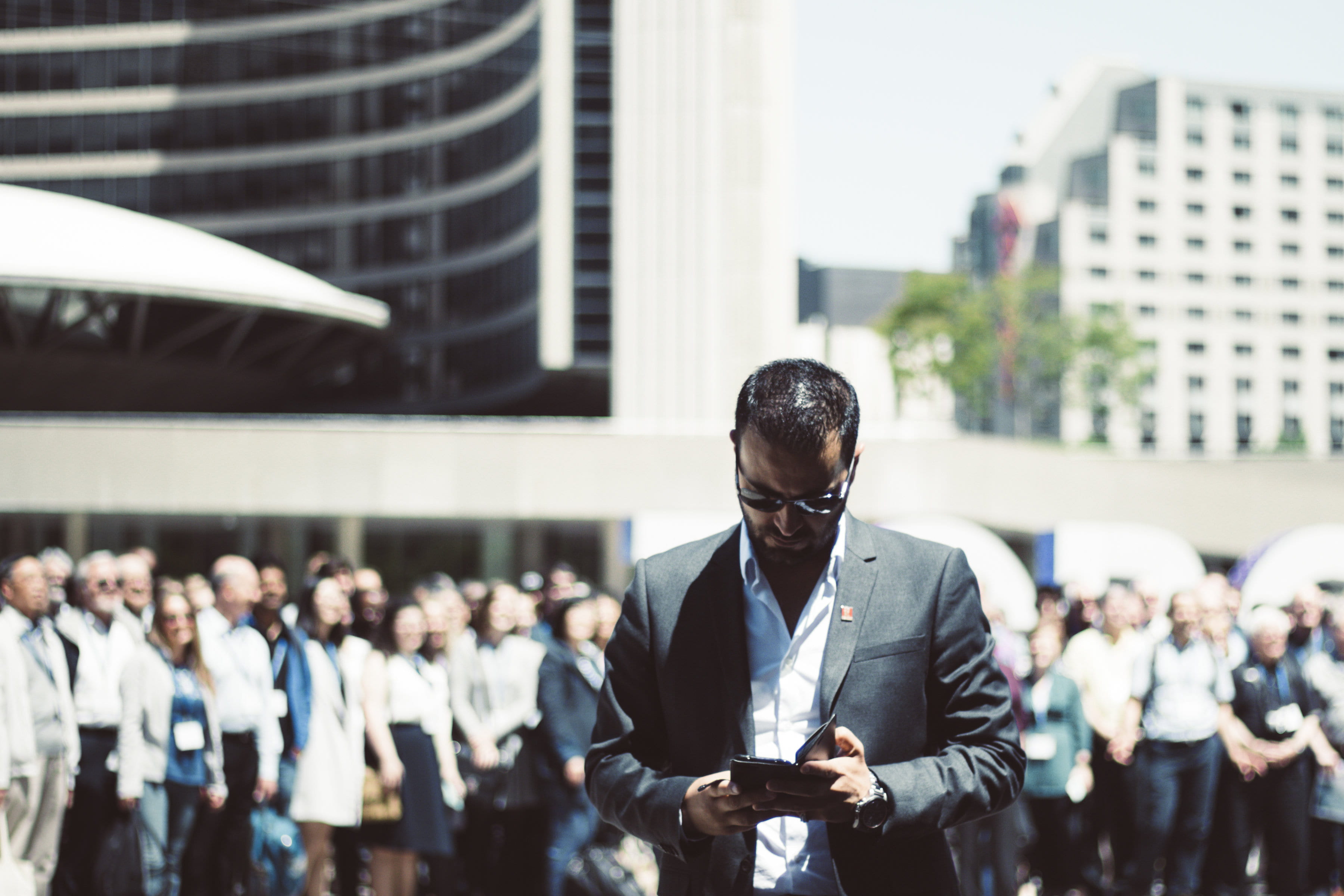 fashion, communication, formal, technology, people, man, focus on foreground, street, busy, well-dressed, suit, young adult, crowd, glasses, business, business person, HD Wallpaper