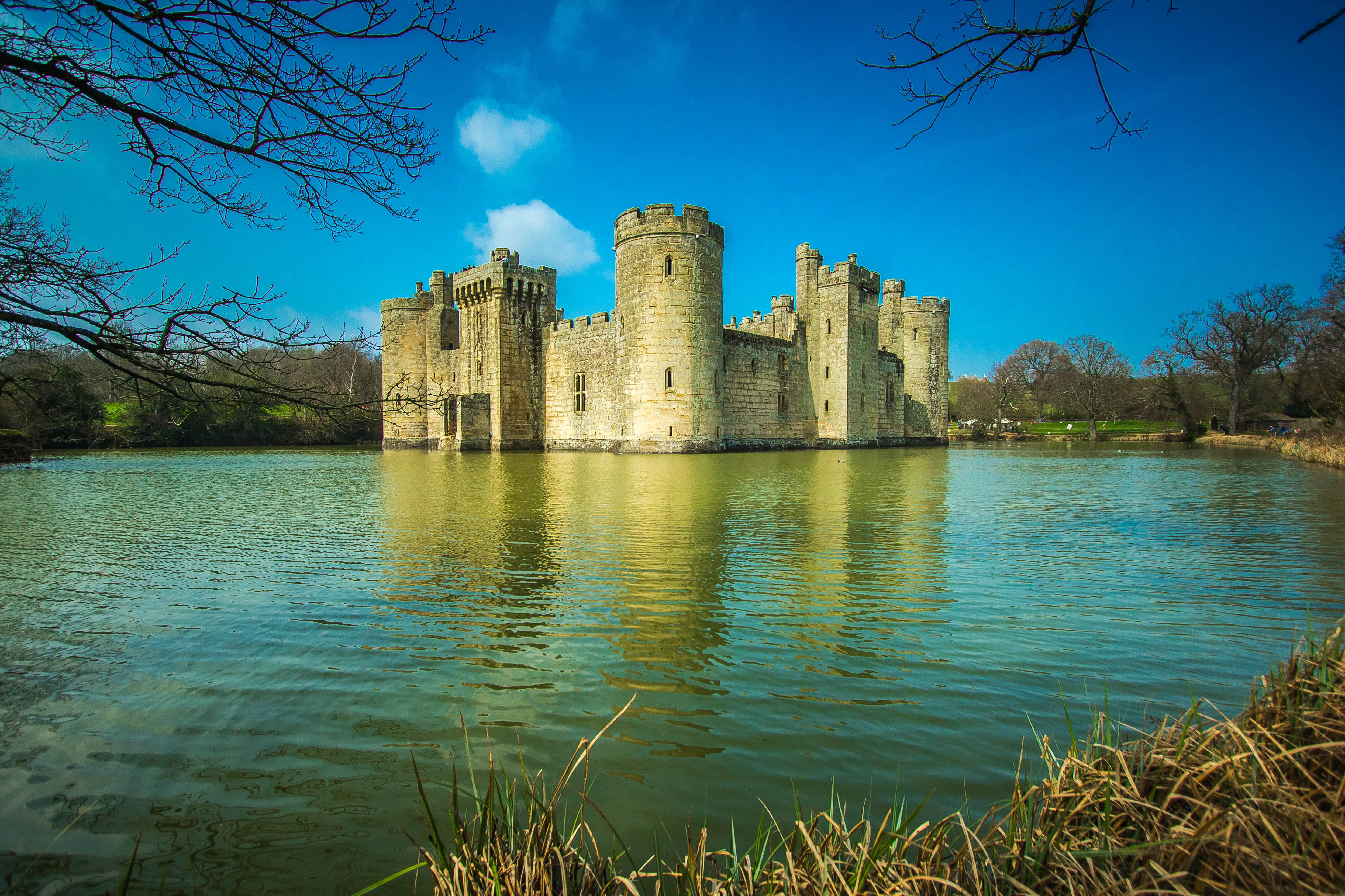 blue, cloud - sky, building exterior, sky, lake, monument, tree, outdoors, famous Place, bodiam castle, reflection, gray, building, architecture, fort, HD Wallpaper