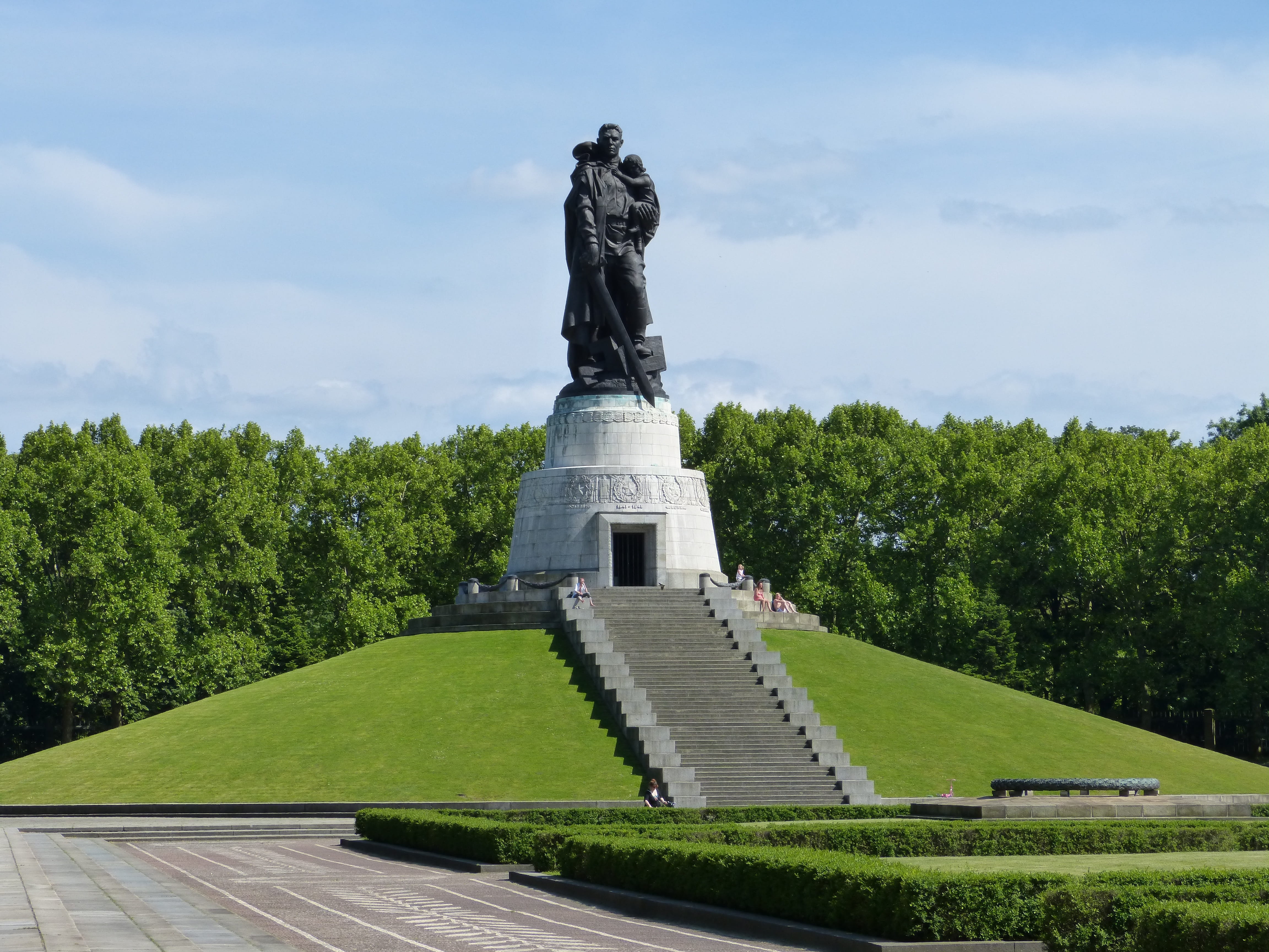 travel destinations, male likeness, Berlin, Monument, Soviet, built structure, no people, art and craft, outdoors, human representation, representation, HD Wallpaper