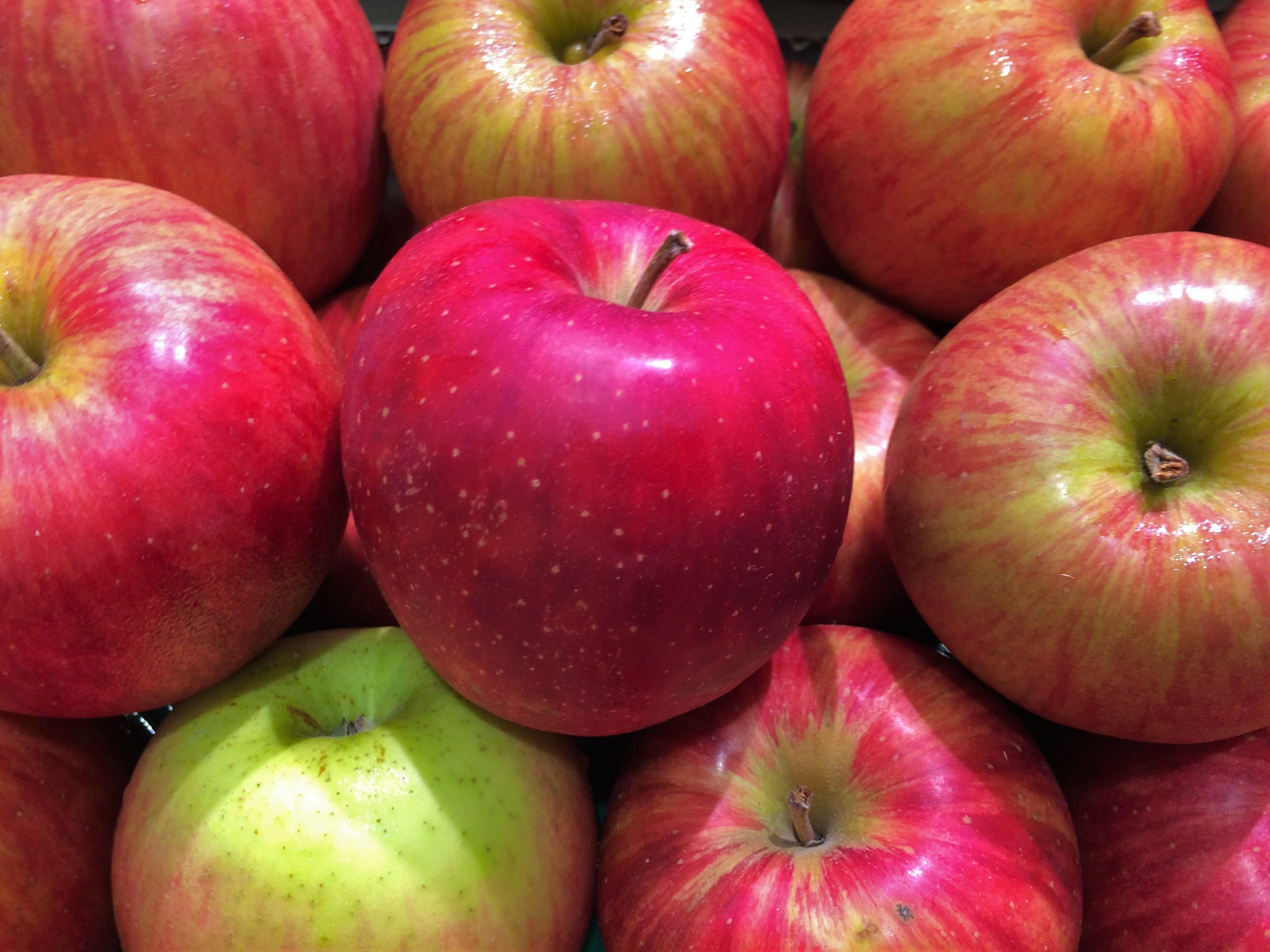 Apple, japan, food and drink, Seiyu Ltd, fruit, heisei-cho, supermarket, full frame, red, for sale, freshness, ripe, backgrounds, 2K, fruits and vegetables, HD Wallpaper