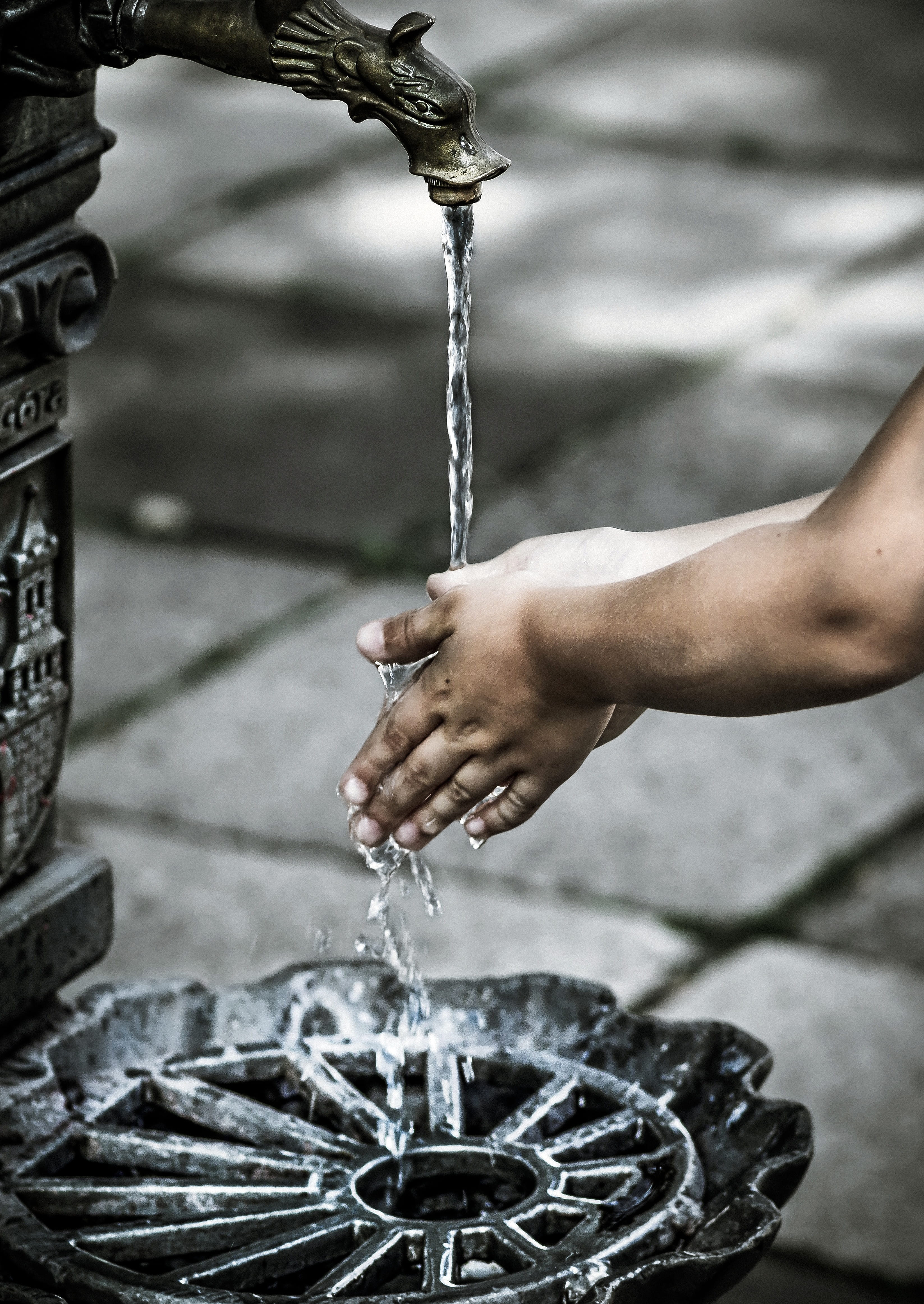 drops, holding, real people, street, child, human body part, drinking fountain, flowing, nature, hands, pouring, outdoors, dirt, 4K, health, motion, washing, Phone HD Wallpaper