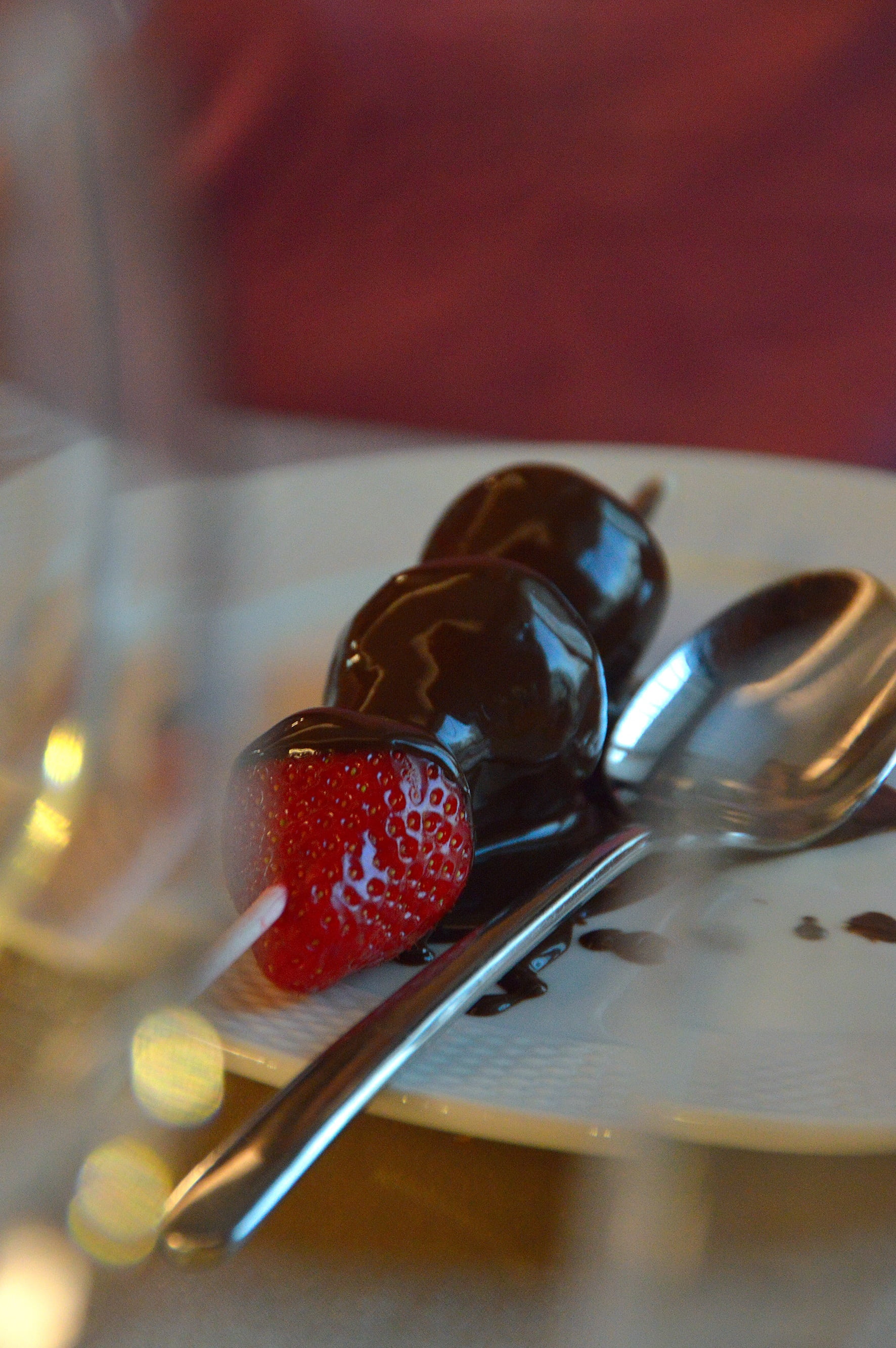 food amp drink, 2K, chocolate, special, table, berry fruit, indoors, close-up, food and drink, food, sweet food, sweets, no people, spoon, temptation, Phone HD Wallpaper