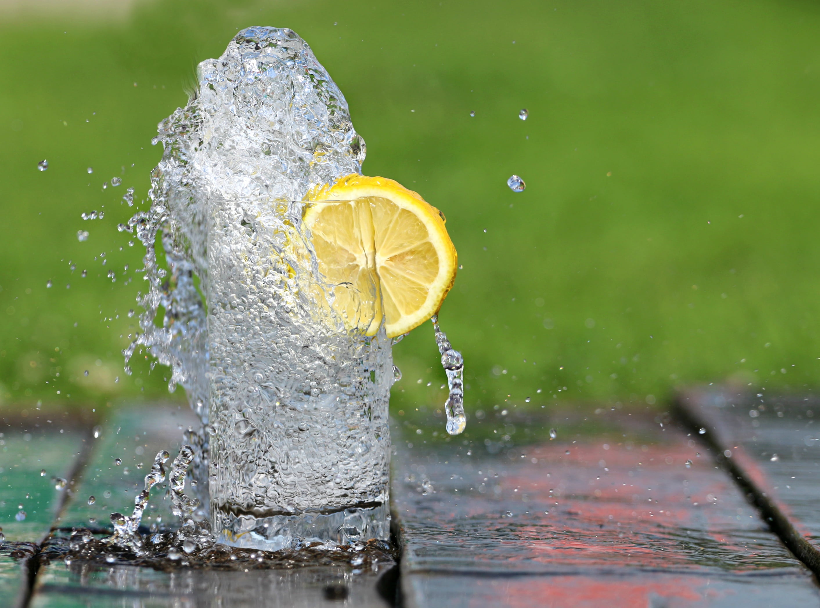motion, green Color, citrus Fruit, wet, food, lemon, splashing, flowing water, drink, rain, slice, focus on foreground, refreshment, fountain, close-up, HD Wallpaper
