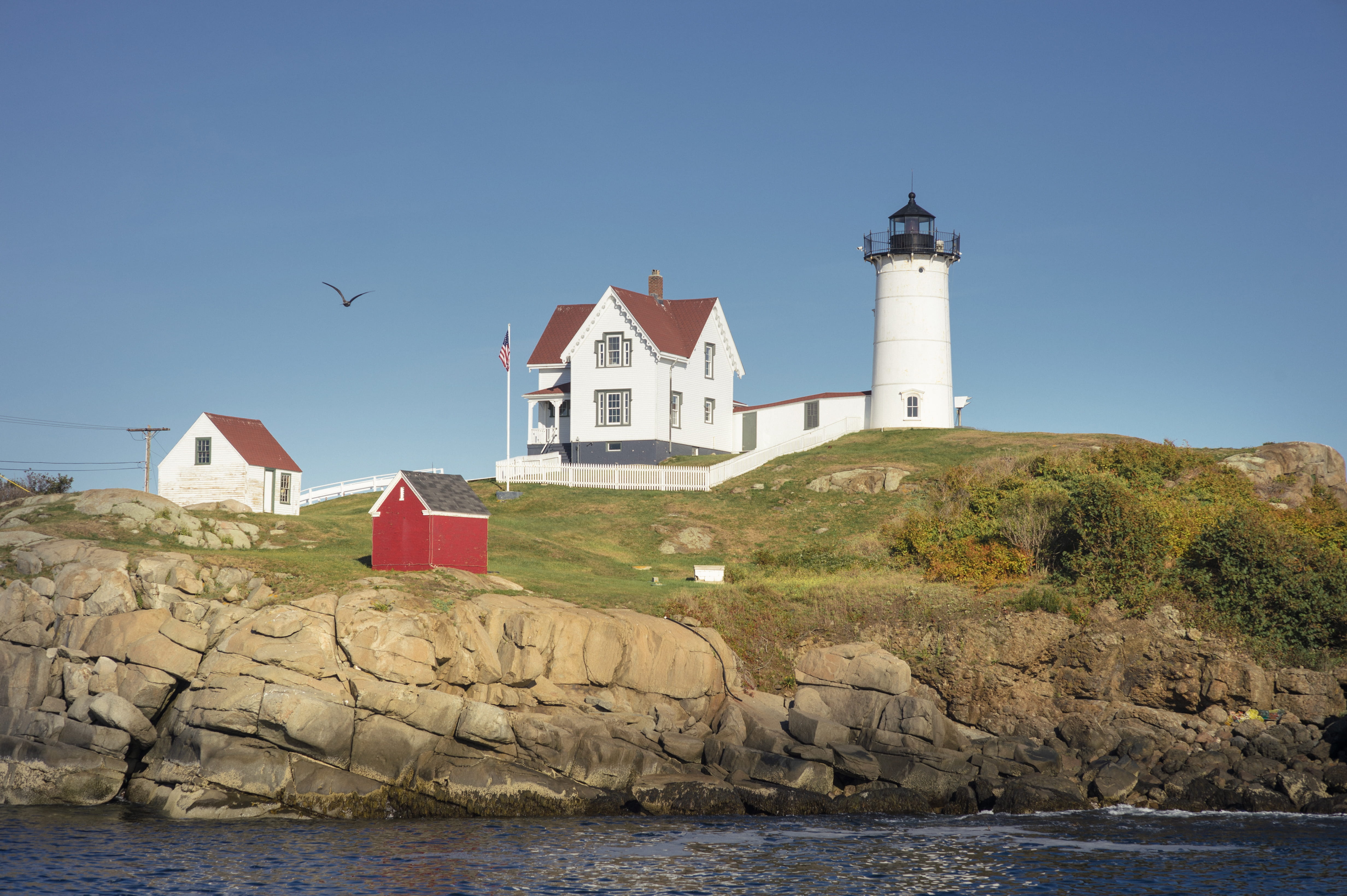 day, building exterior, shack, direction, sky, building, nature, housing, blue, ocean, villa, sea, white, 4K, lighthouse, architecture, travel destinations, HD Wallpaper
