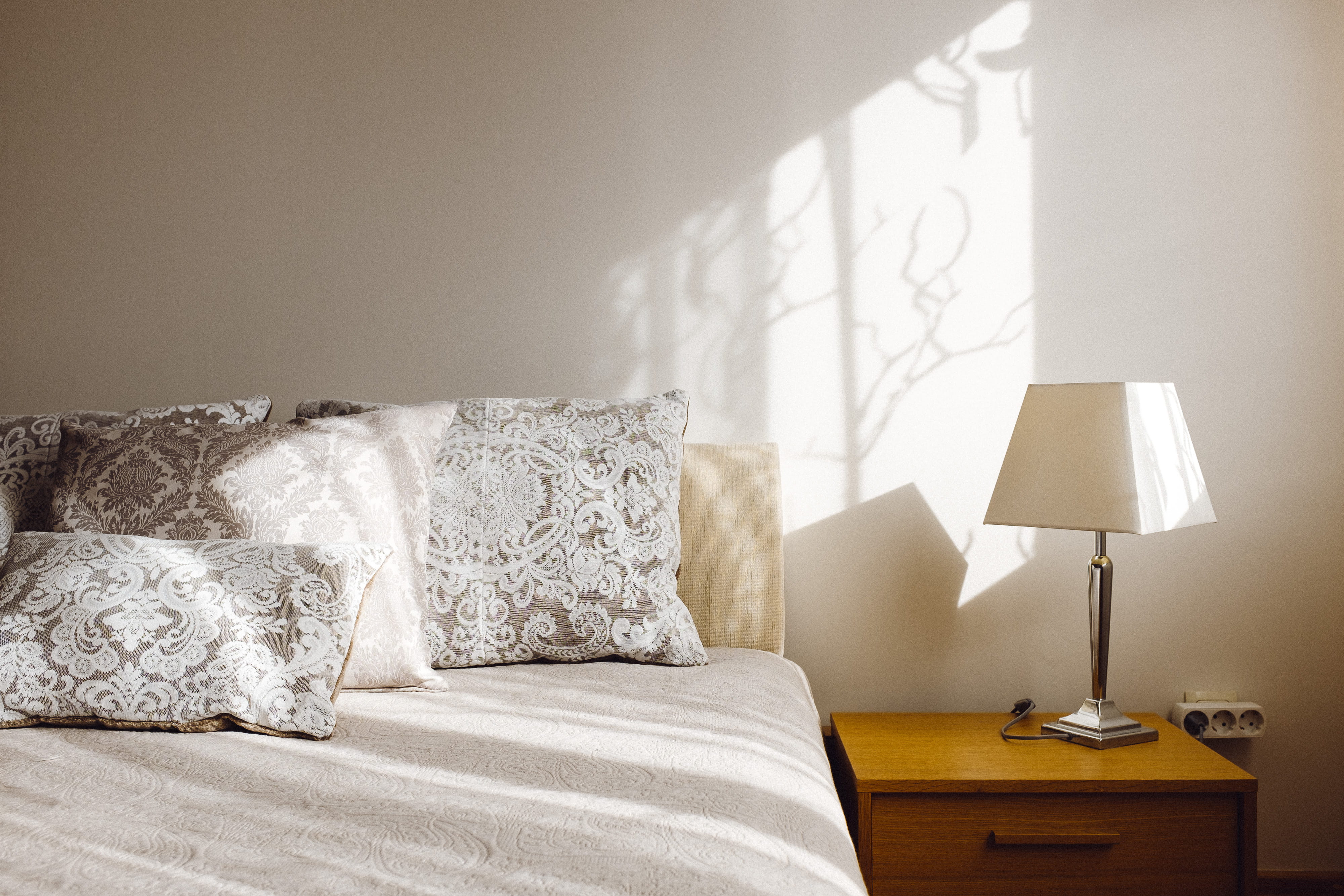 lighting equipment, bed, electric Lamp, night table, cozy, home, wealth, hotel, apartment, side table, 4K, elegance, window, home showcase interior, architecture, HD Wallpaper