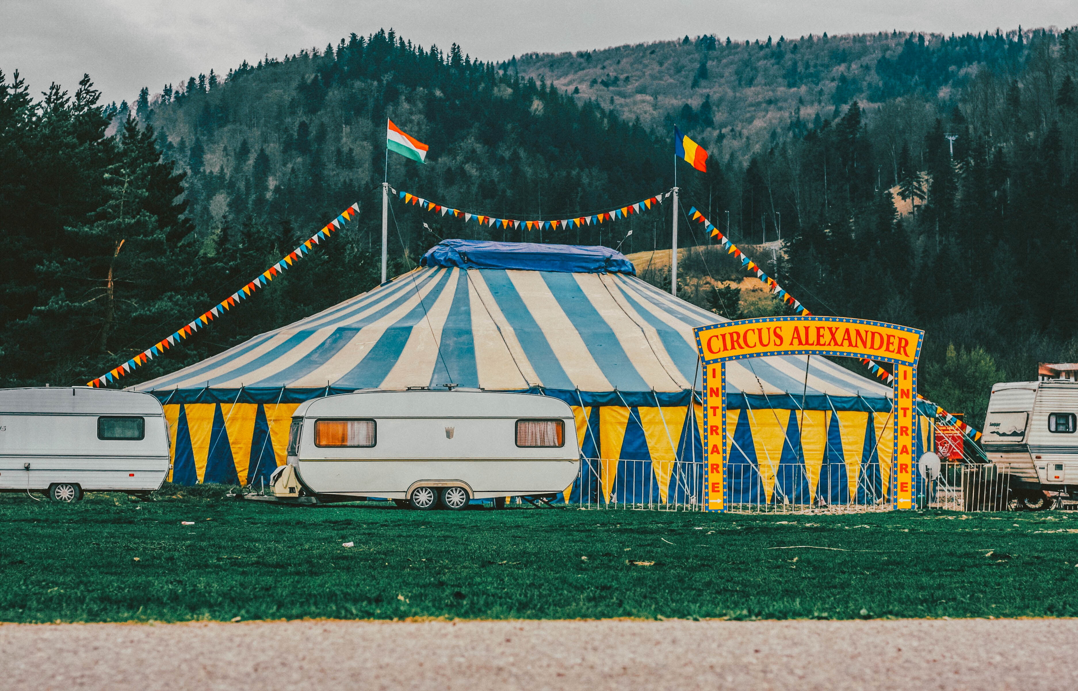 nature, architecture, no people, 2K, circus, entertainment, plant, field, day, beauty in nature, marquee, mountain, grass, trailer, white, landscape, land, HD Wallpaper