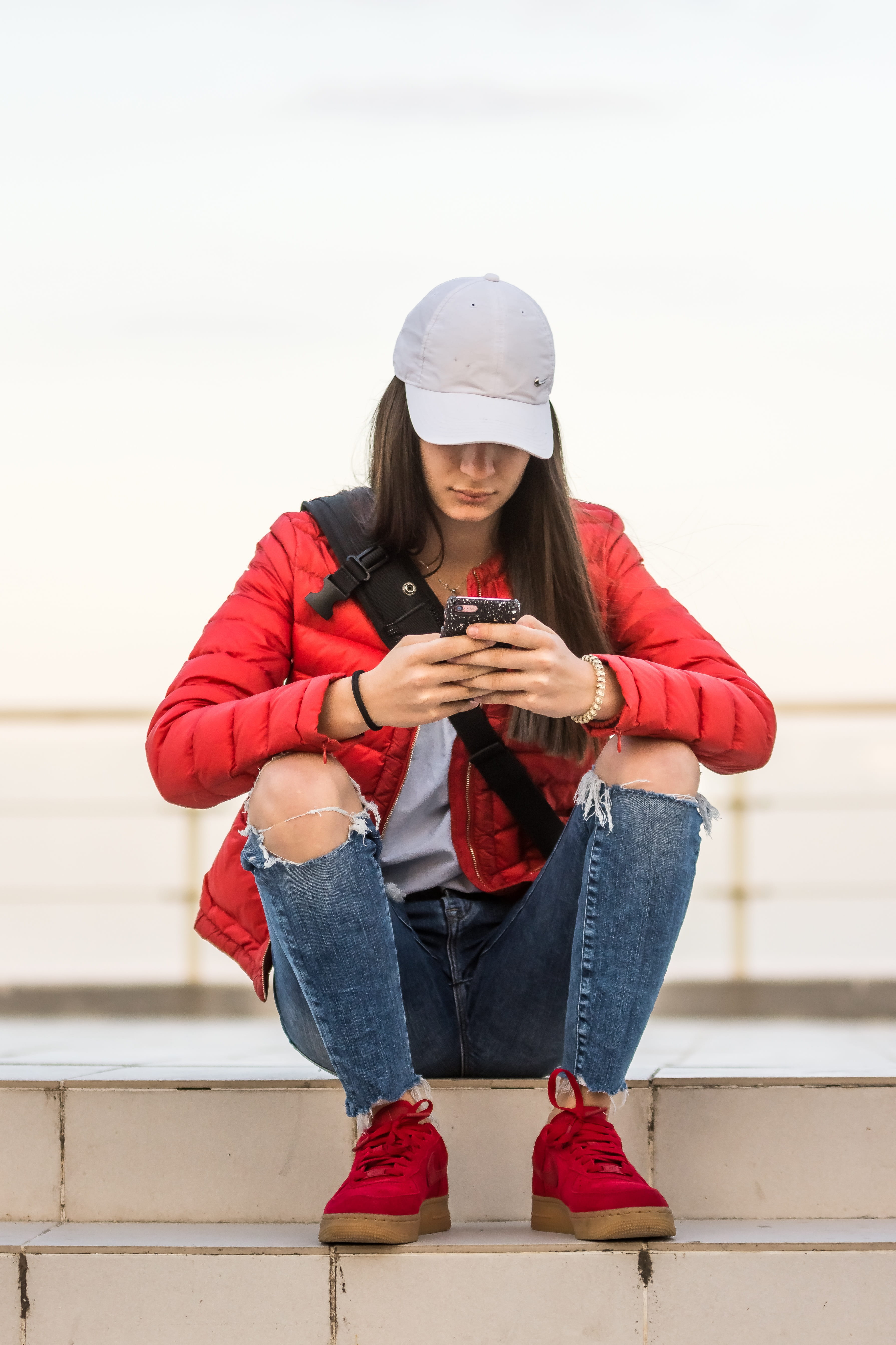 full length, 5K, teen age, smartphone, modern, cute, lifestyles, warm clothing, stair, day, young girl, sitting, focus on foreground, chat, child, females, Phone HD Wallpaper